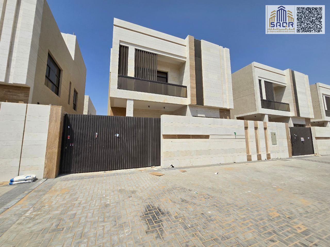 Registration includes central air conditioning/two floors, a roof, and 6 rooms/freehold for all nationalities