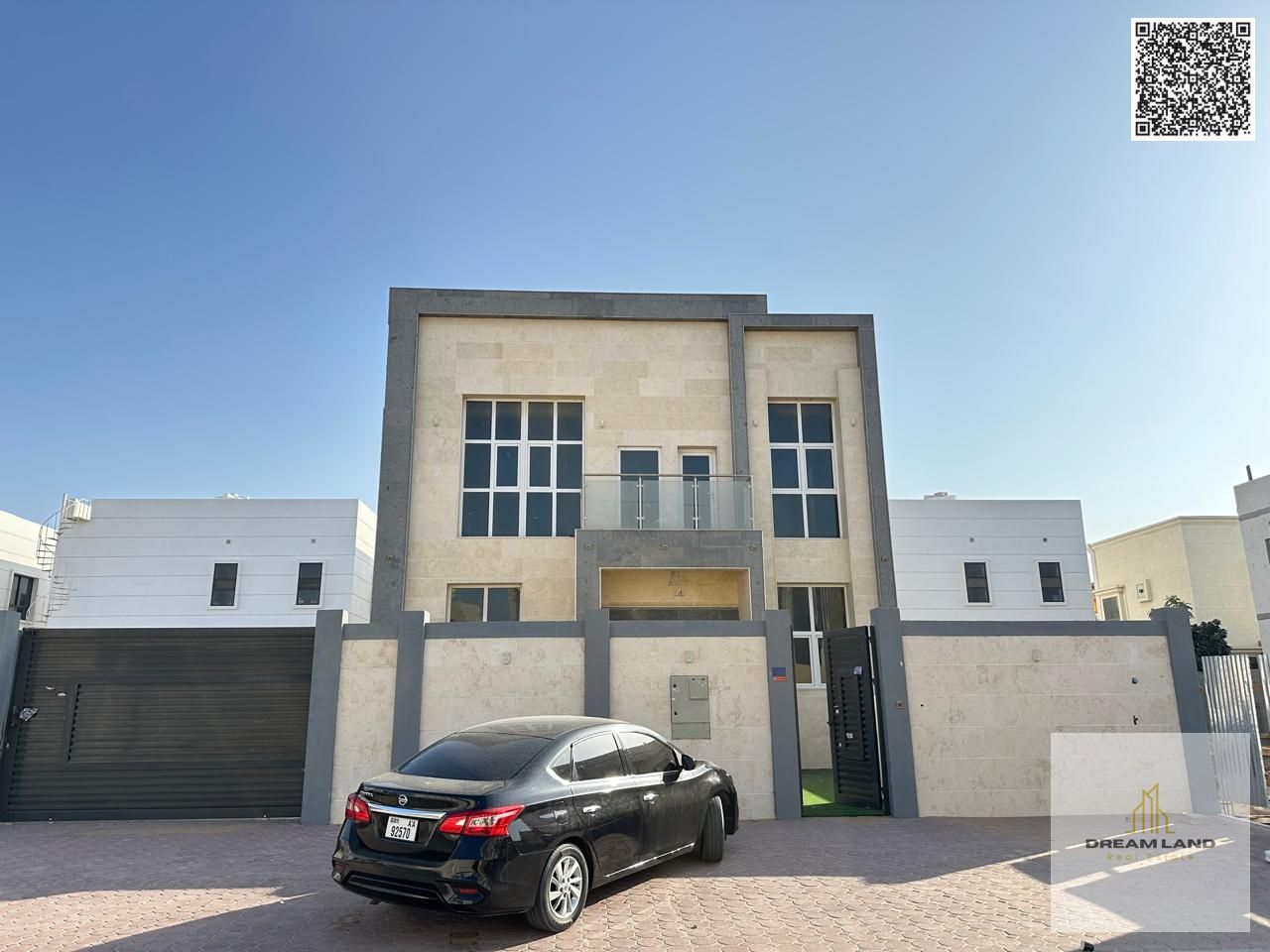 For sale, including electricity, water and air conditioning fees. Very large area of 3800 square feet. Freehold for all nationalities.