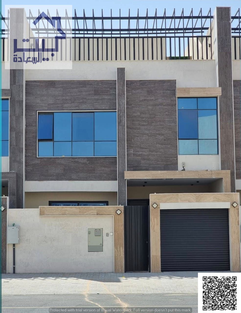 For rent, a townhouse villa with 4 bedrooms, a living room, 2 halls, a roof, a swimming pool, and an electric garage.