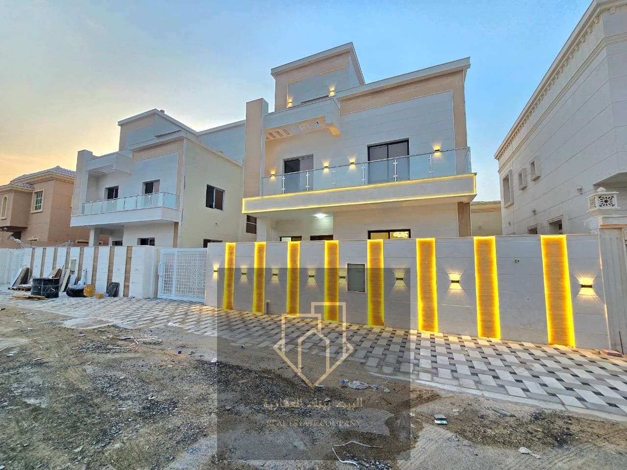 Villa for sale in Al-Yasmin area, 5 master rooms and a maid room with a roof