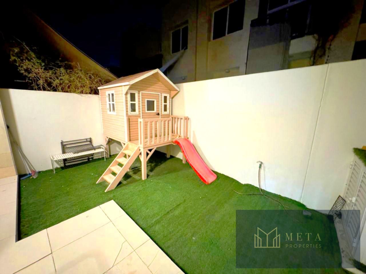 Beautiful Furnished 3bedroom townhouse 3 bath room and Garden Ready