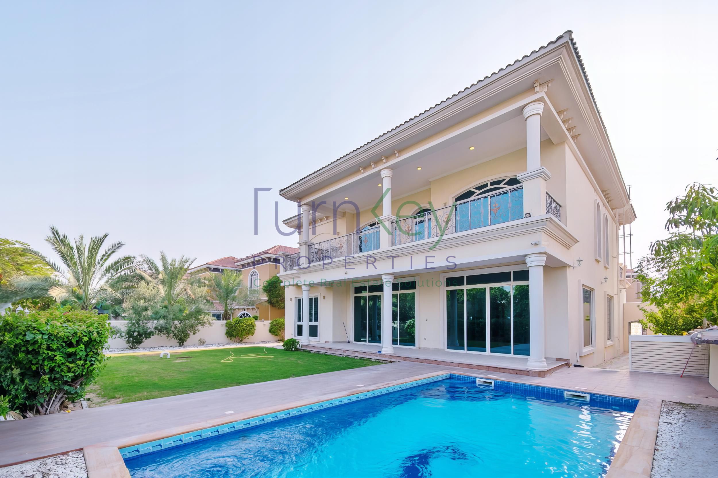 Modern 5-Bedrooms | with Basement & Lift | Backing to Big Garden