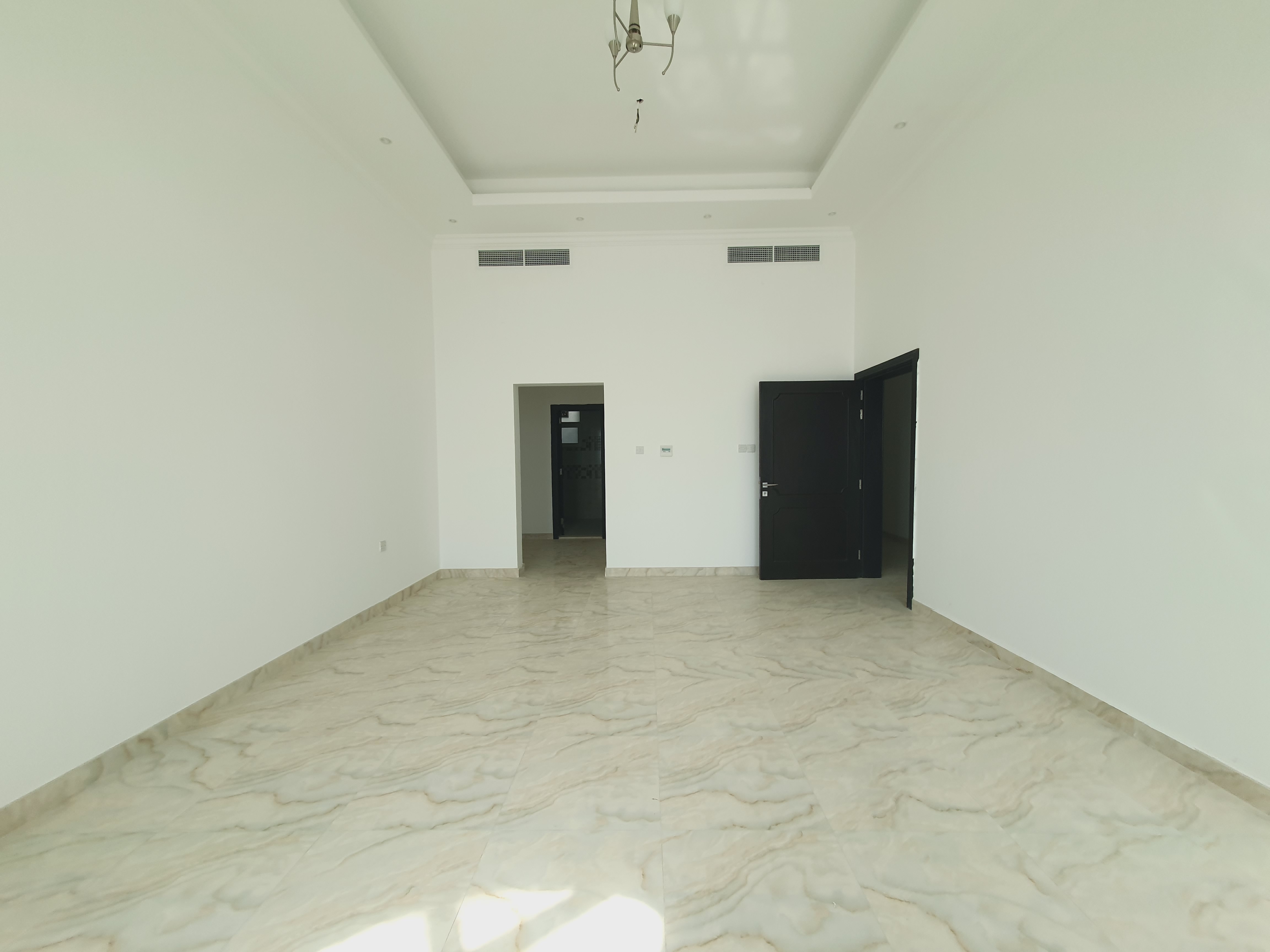 Brand new 8 badroom villa with separate Majlis very big and very big price 185k