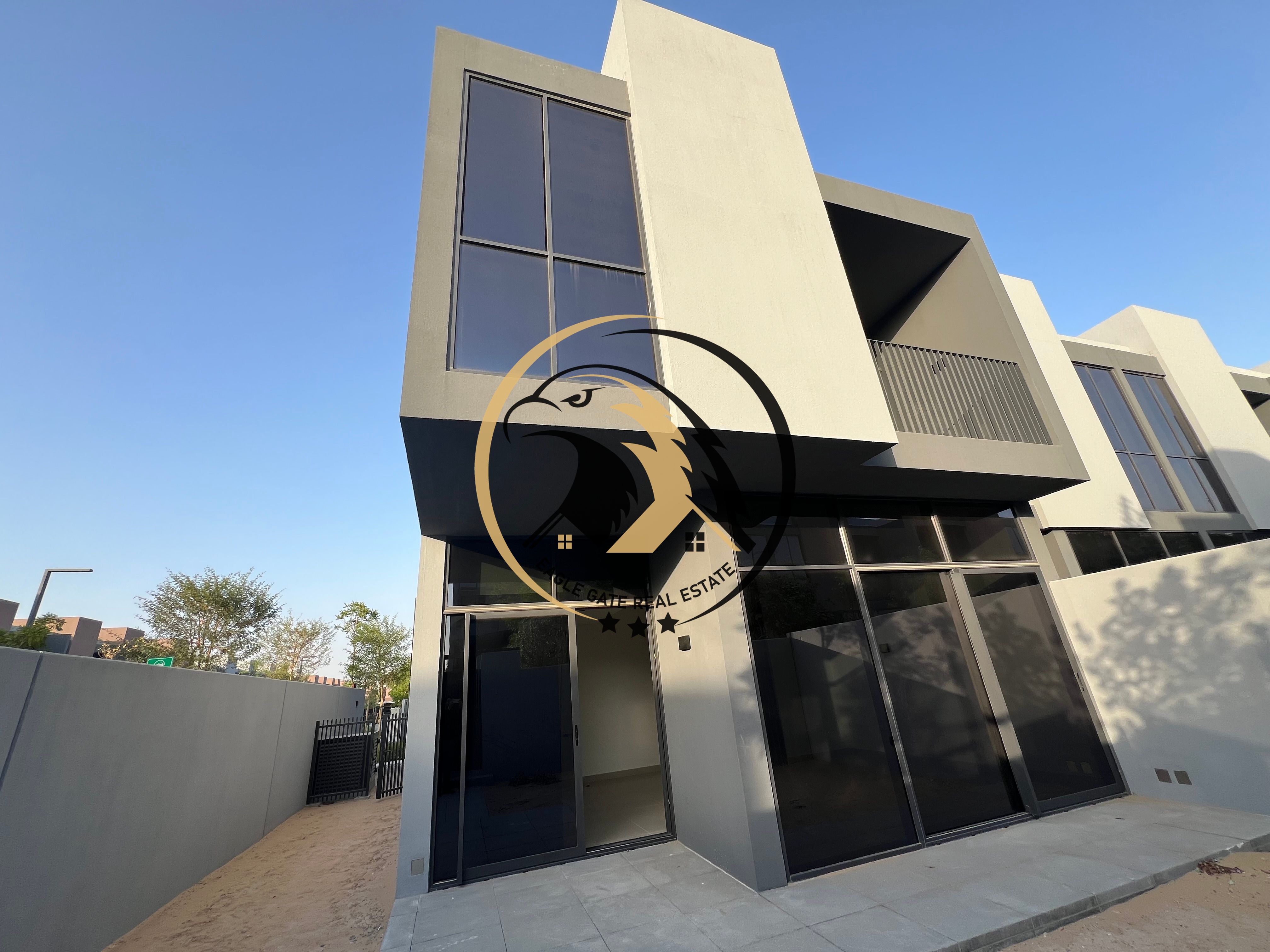 Luxurious 3bed corner unit available with all facilities 125 / 1 checque