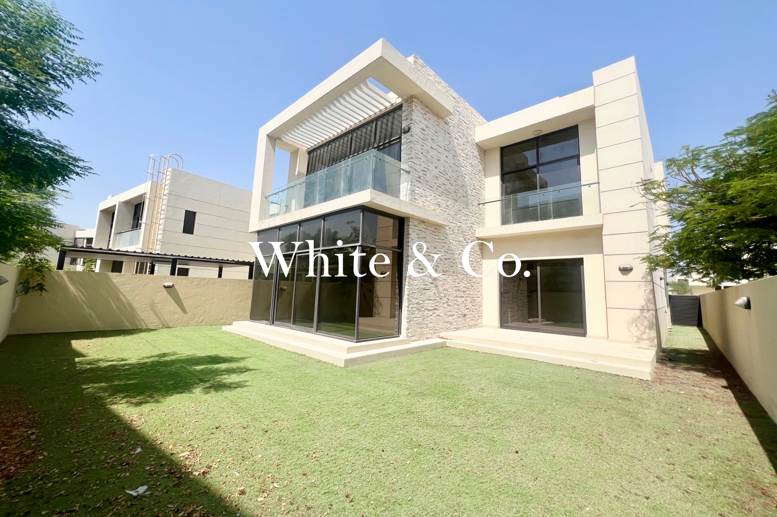 Stand-Alone| Prime Spot |Enclosed Kitchen