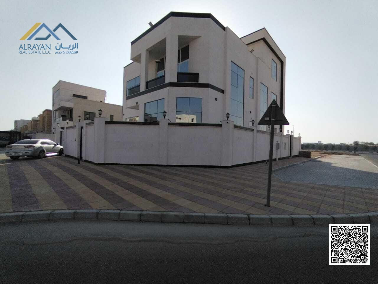 For luxury, a corner address on two streets opposite the roundabout, including a lift and central air conditioning