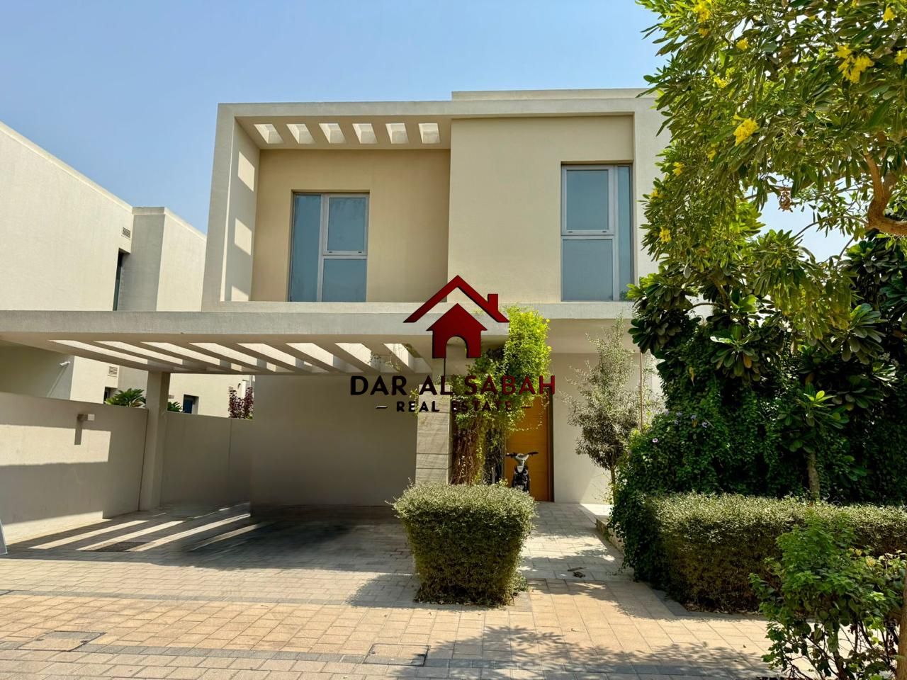 Precious 3 BHK townhouse in good community plus made room with 5 washroom the terror ready to move