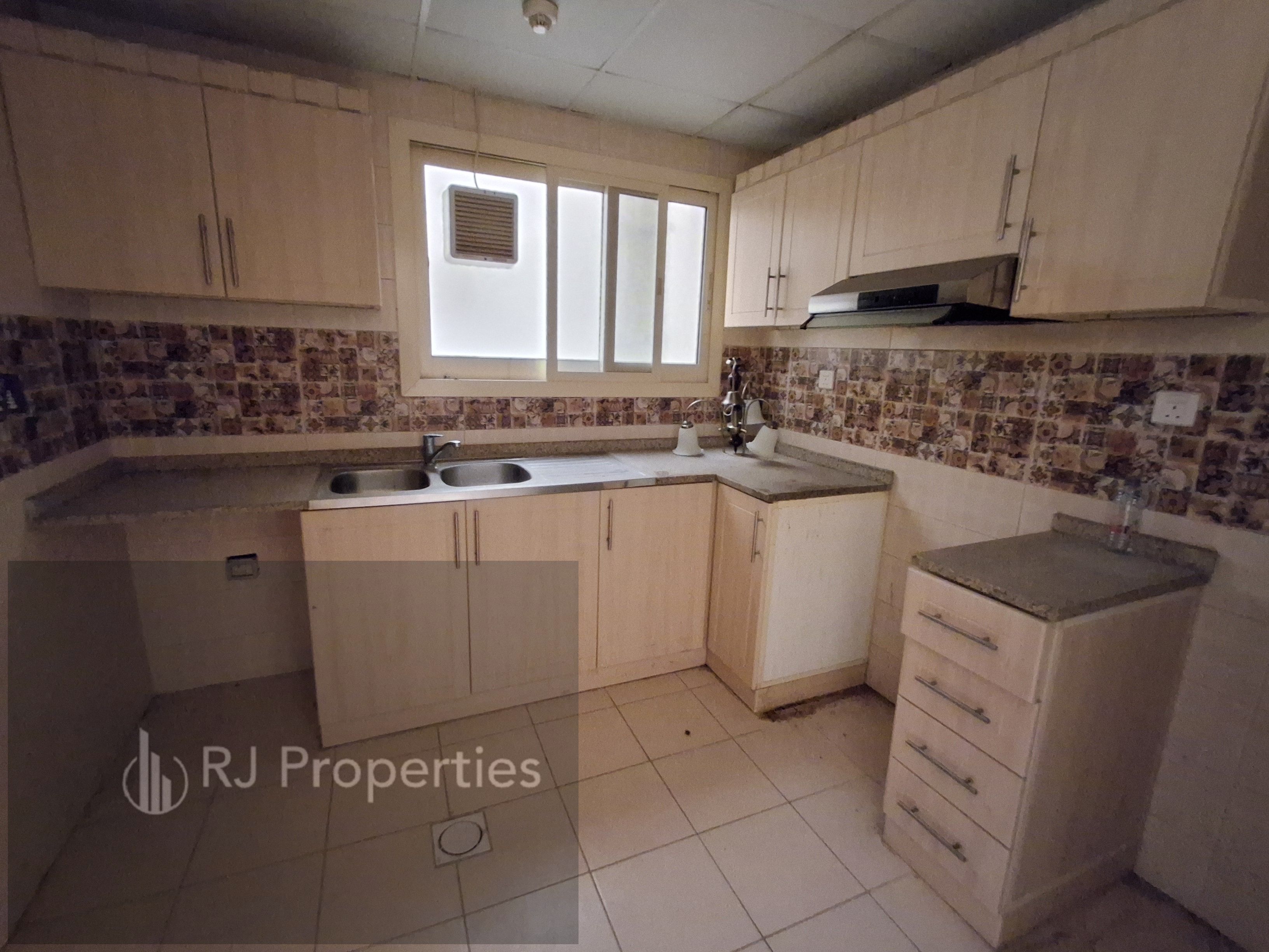 1 bhk apartment - covered parking - family building - wardrobes - easy access for Dubai