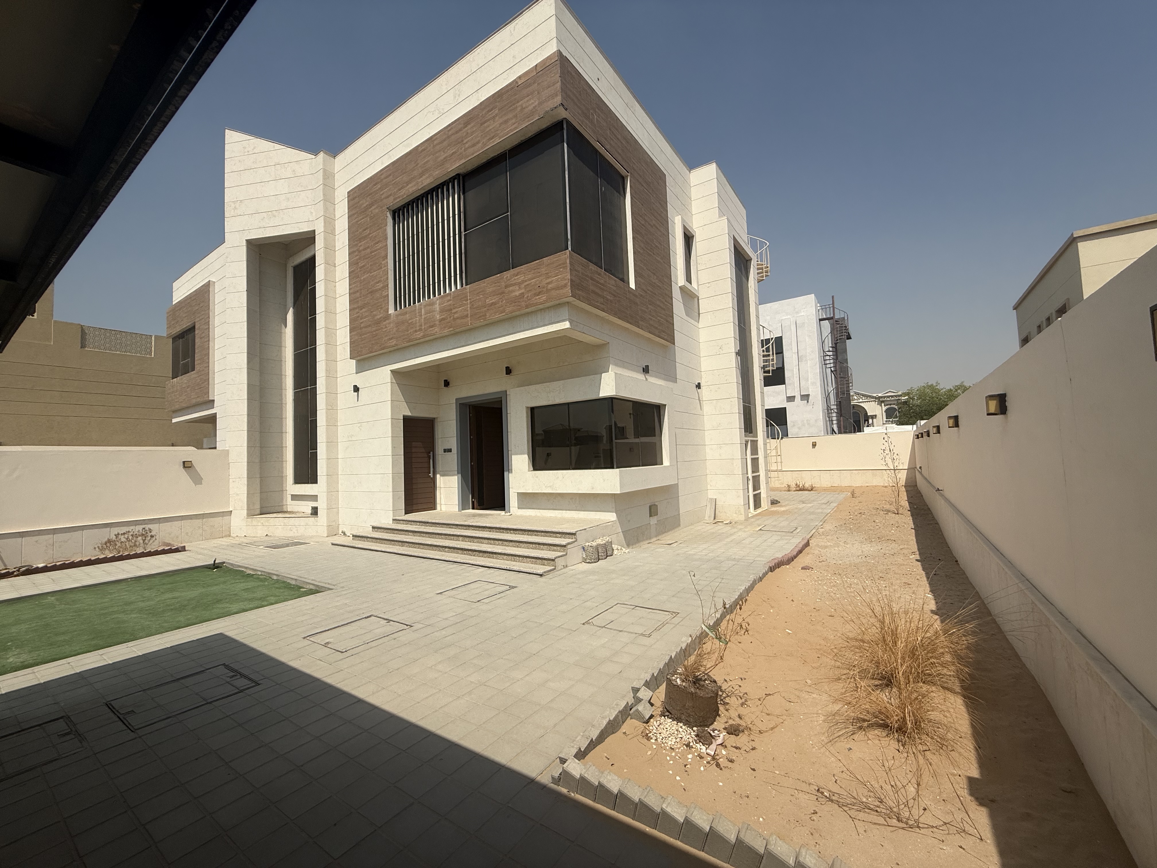 Luxury villa 4bhk 6washroom maid room big parking AERA