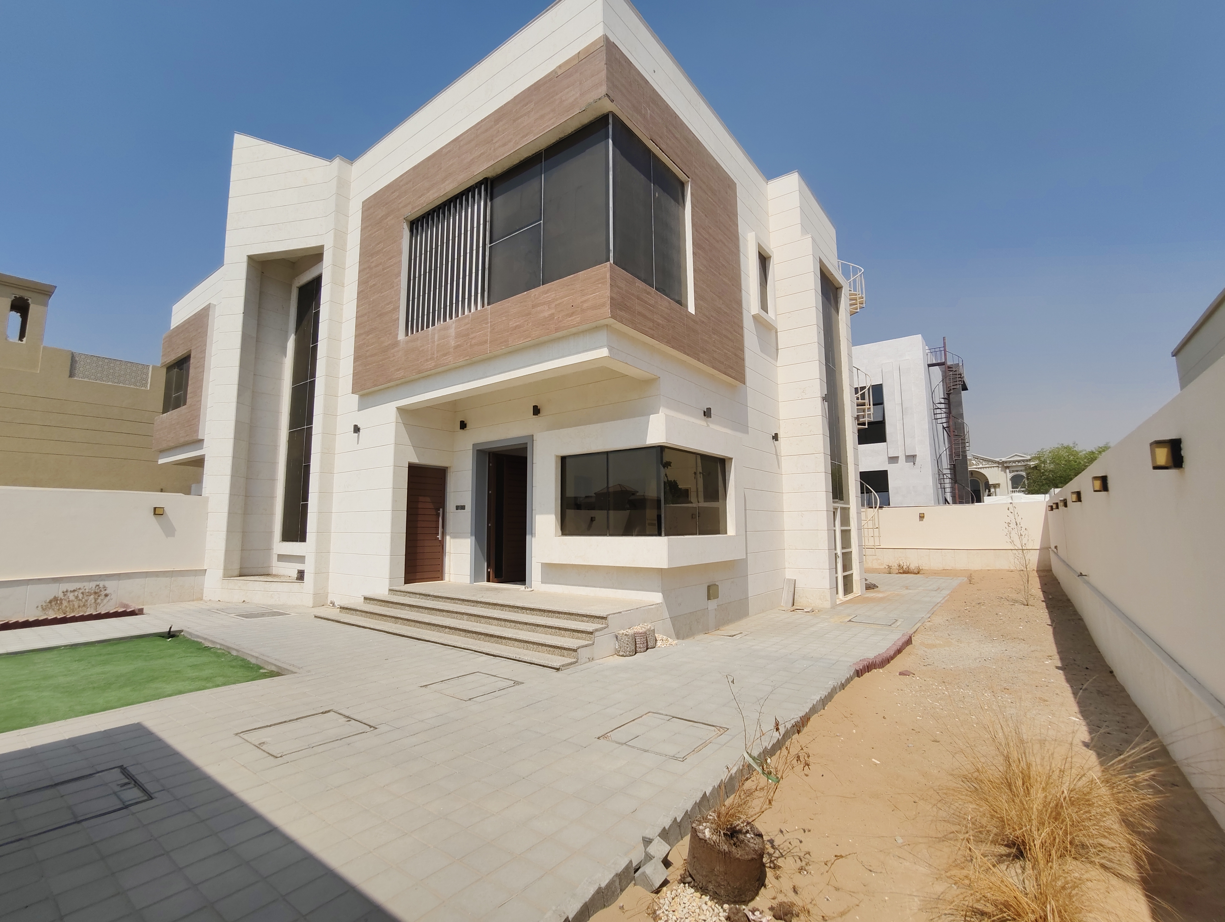 Very Specious villa in Hoshi Sharjah 4 Bedroom well design wardrobe