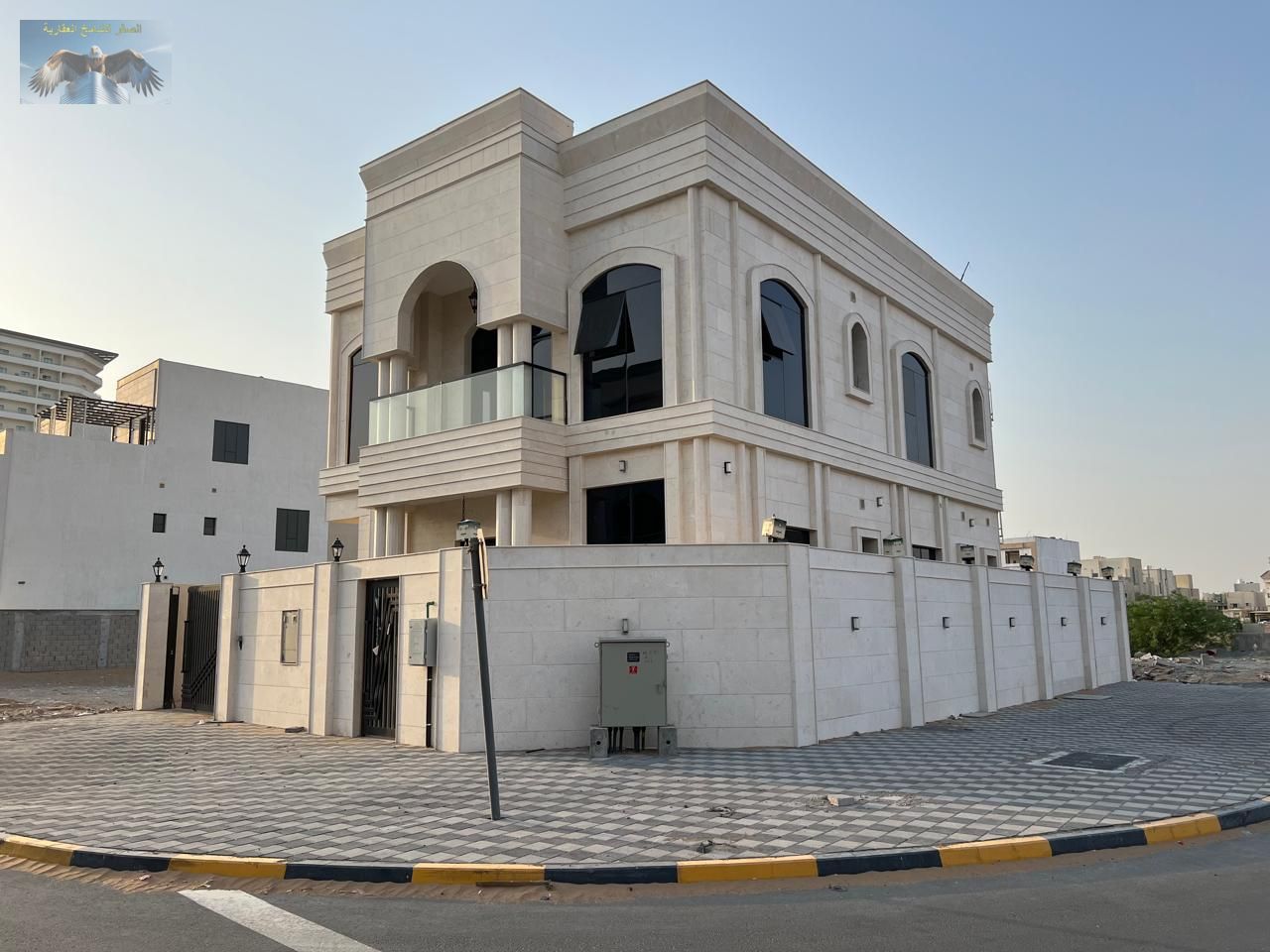 Classic villa for rent in Al Helio 2, corner on two streets, 4 master bedrooms, 6 baths, majlis, 2 halls, 2 kitchens, central AC, yard, car parking, g