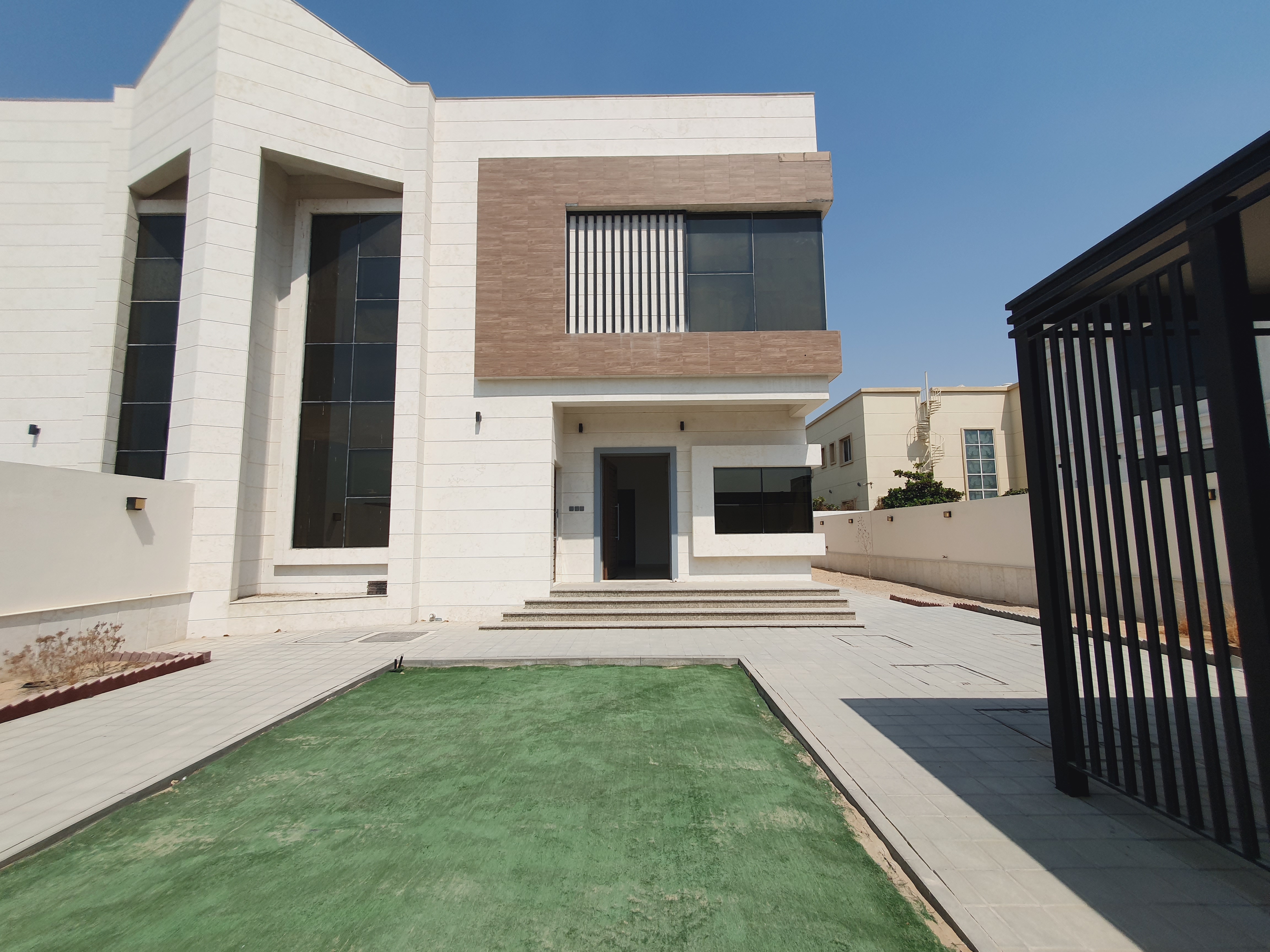 Like brand new 4 badroom villa with garden and inside parking price 145k