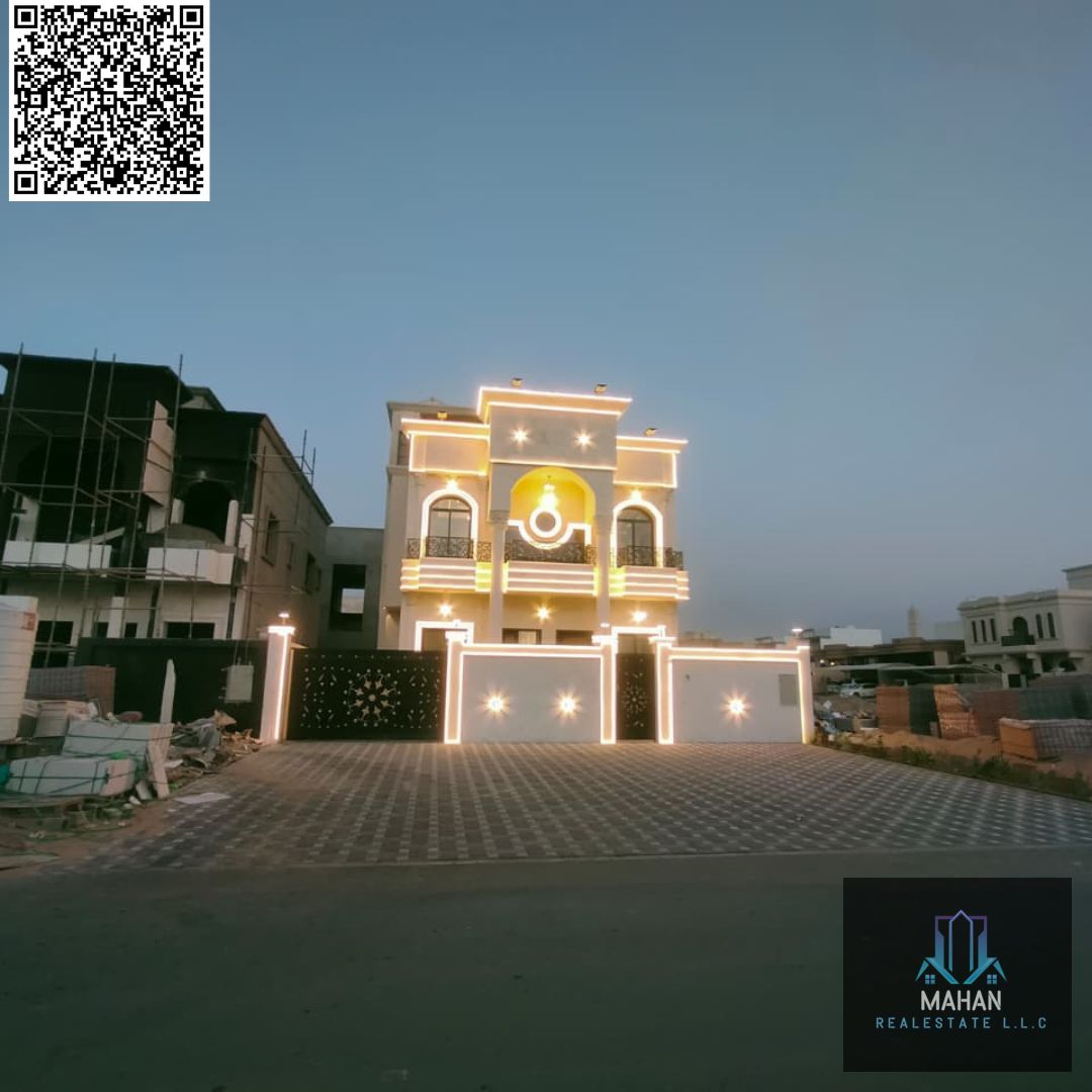 Four villas next to each other Classic ground floor, first floor, and roof Five master bedrooms, a living room, a sitting room, a main kitchen, a prep