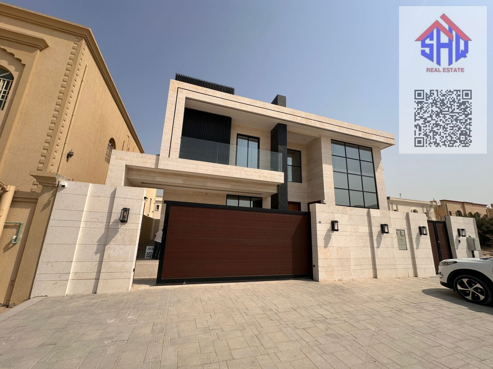 For sale, a five-room villa, a living room, two maid's rooms, a screen in each room, the villa is semi-equipped and has a fully equipped kitchen.