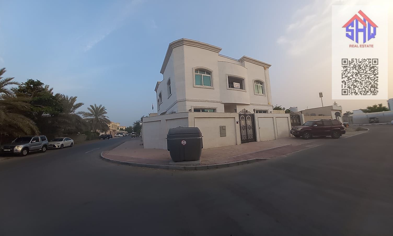 For sale, a first-inhabited villa, stone facade, corner of two streets, including water and electricity, 6 rooms, a sitting room, a hall, and a maid's room