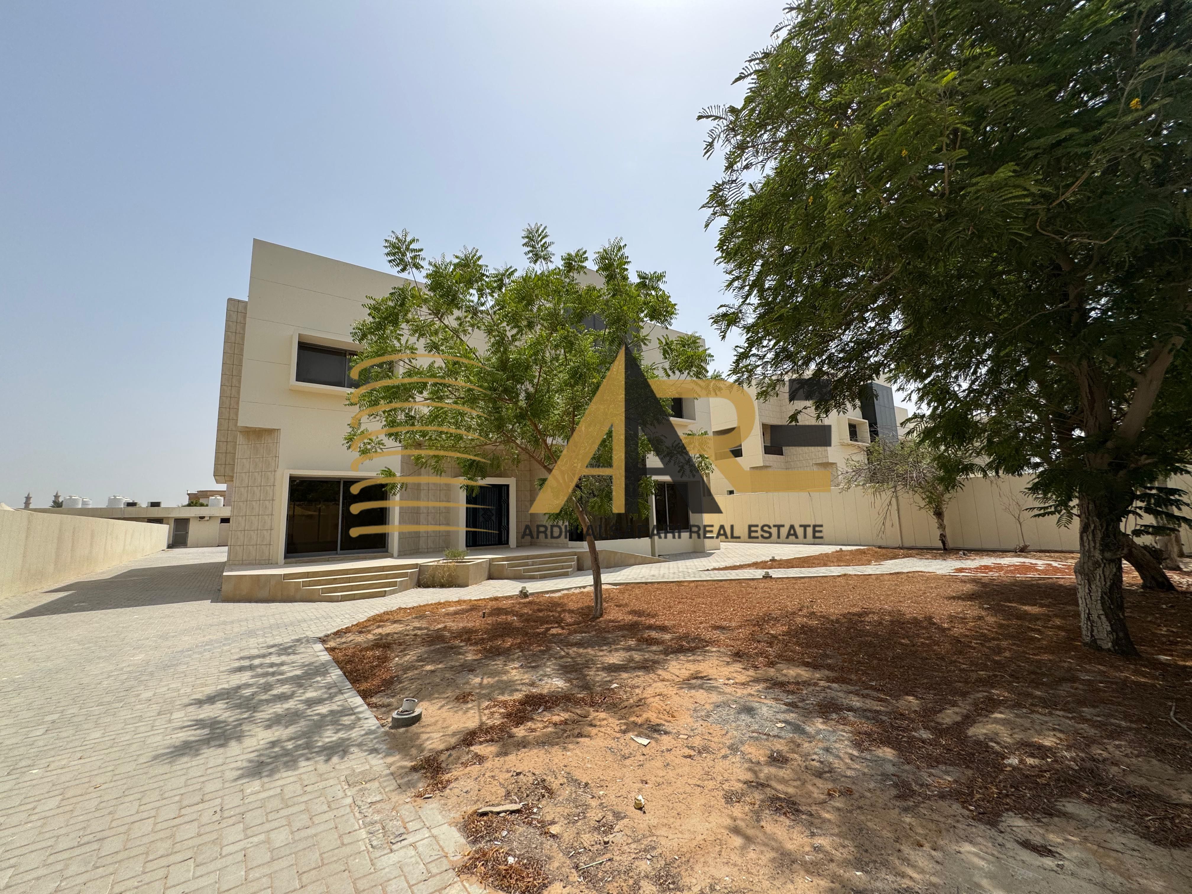 Spacious 5bed room villa, Big Garden