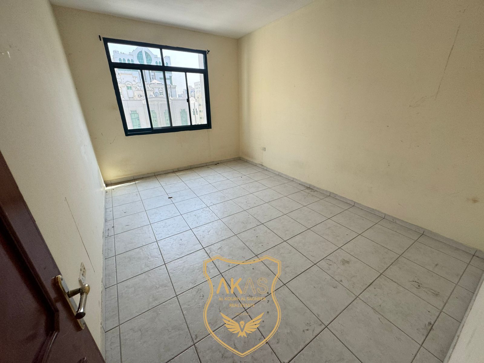 Chiller Free 1 BHK in Mahatta | Central Gas | Family Building