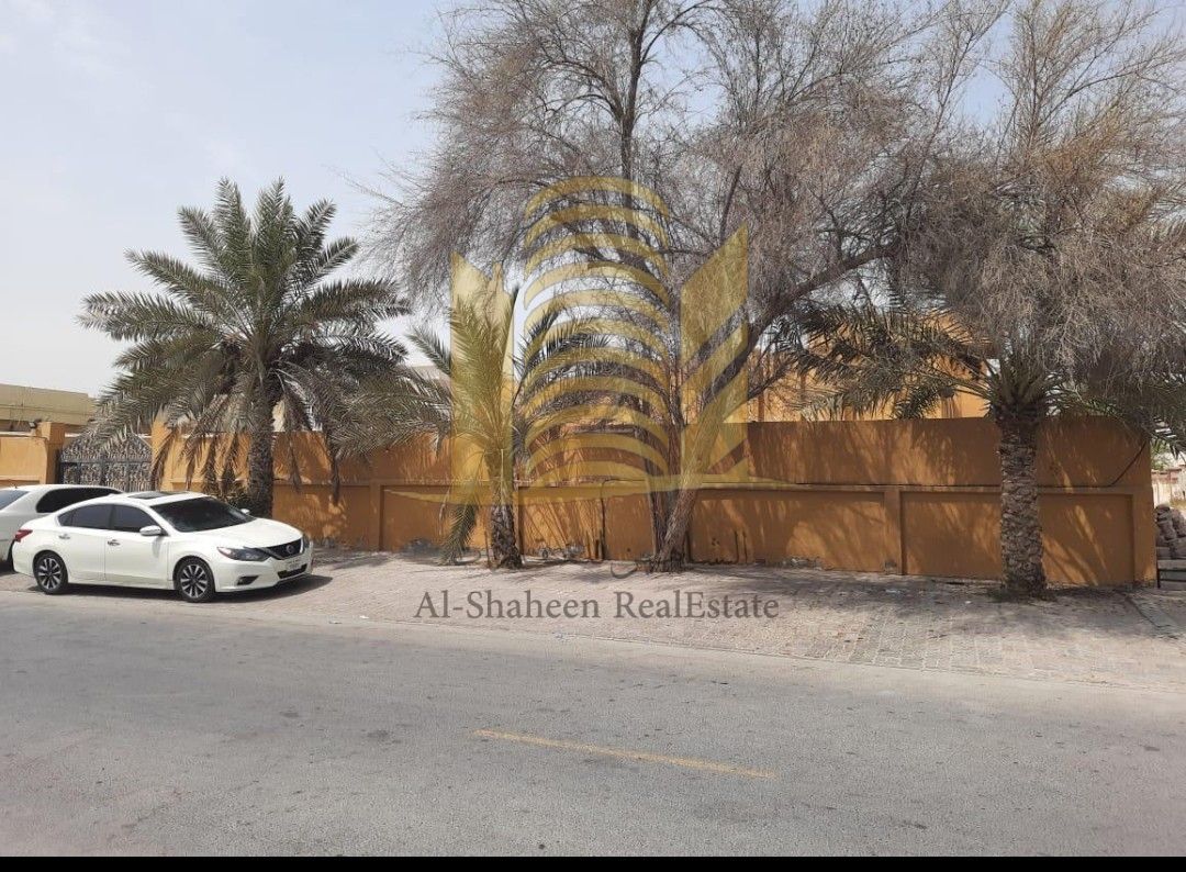 For sale in Ajman, a villa with a large annex on a 10,000 square foot plot of land in Al Rawda 3, a prime location close to Sheikh Ammar Street and Dora Al Abaya, and very close to the Dubai and Sharjah embankment and Mohammed bin Zayed exit. The house is