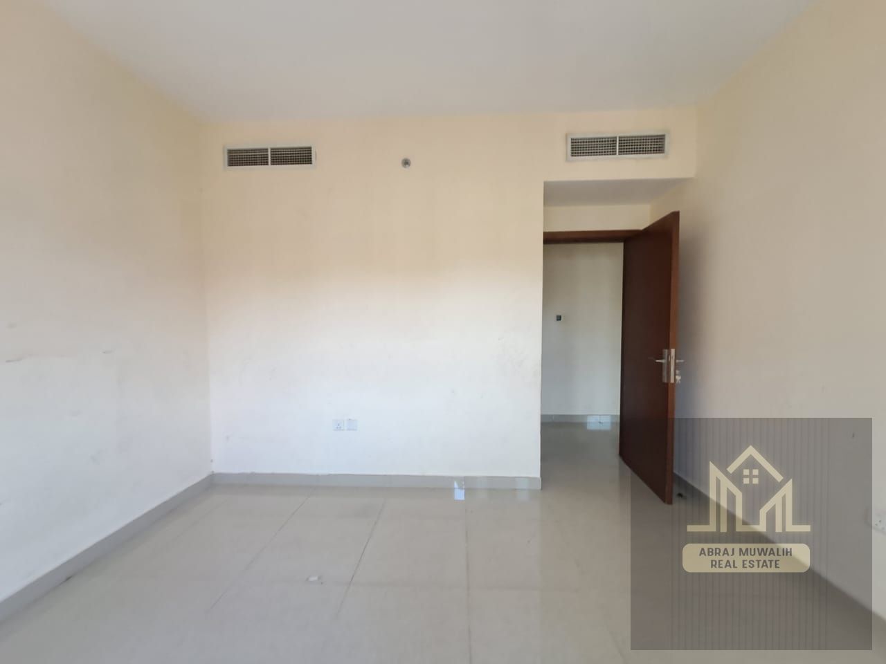 . . . LAVISH 2BHK FOR FAMILY WITH PARKING AND BALCONY IN 45K 6CHQ PAYMENT