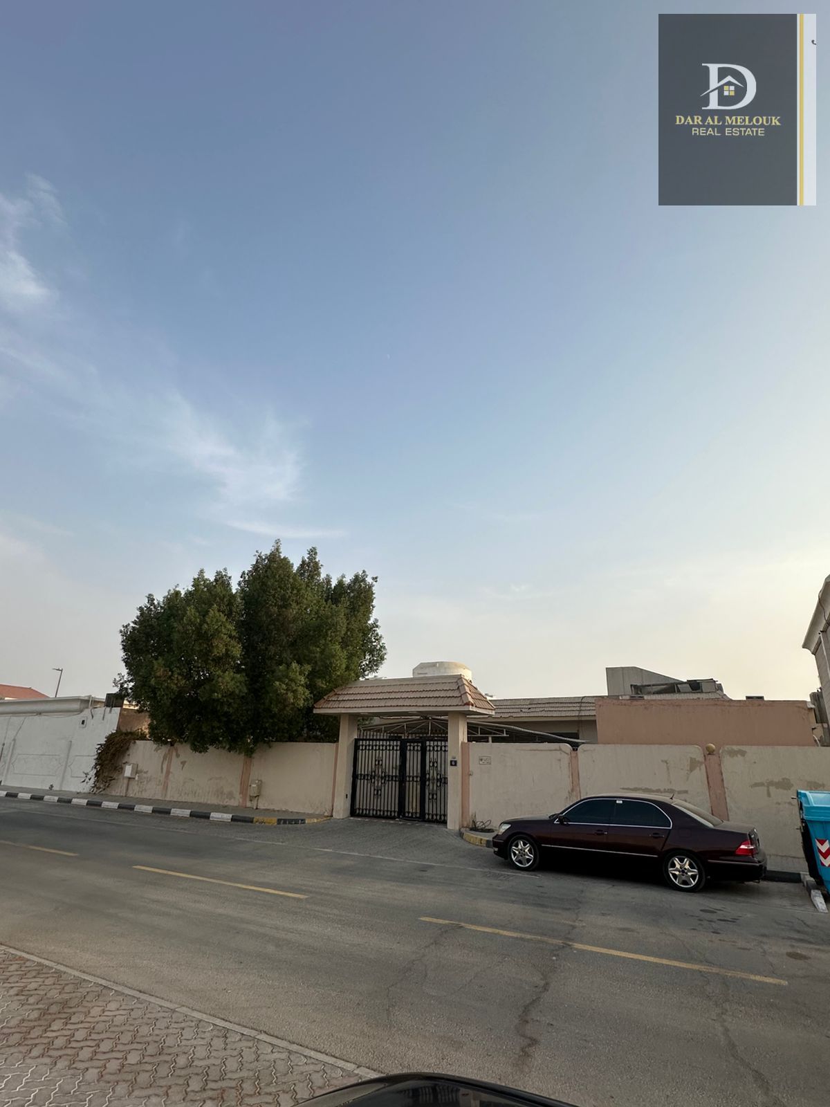 For sale in Sharjah Al Tarfa area 8,000 sq ft traditional house in a prime location