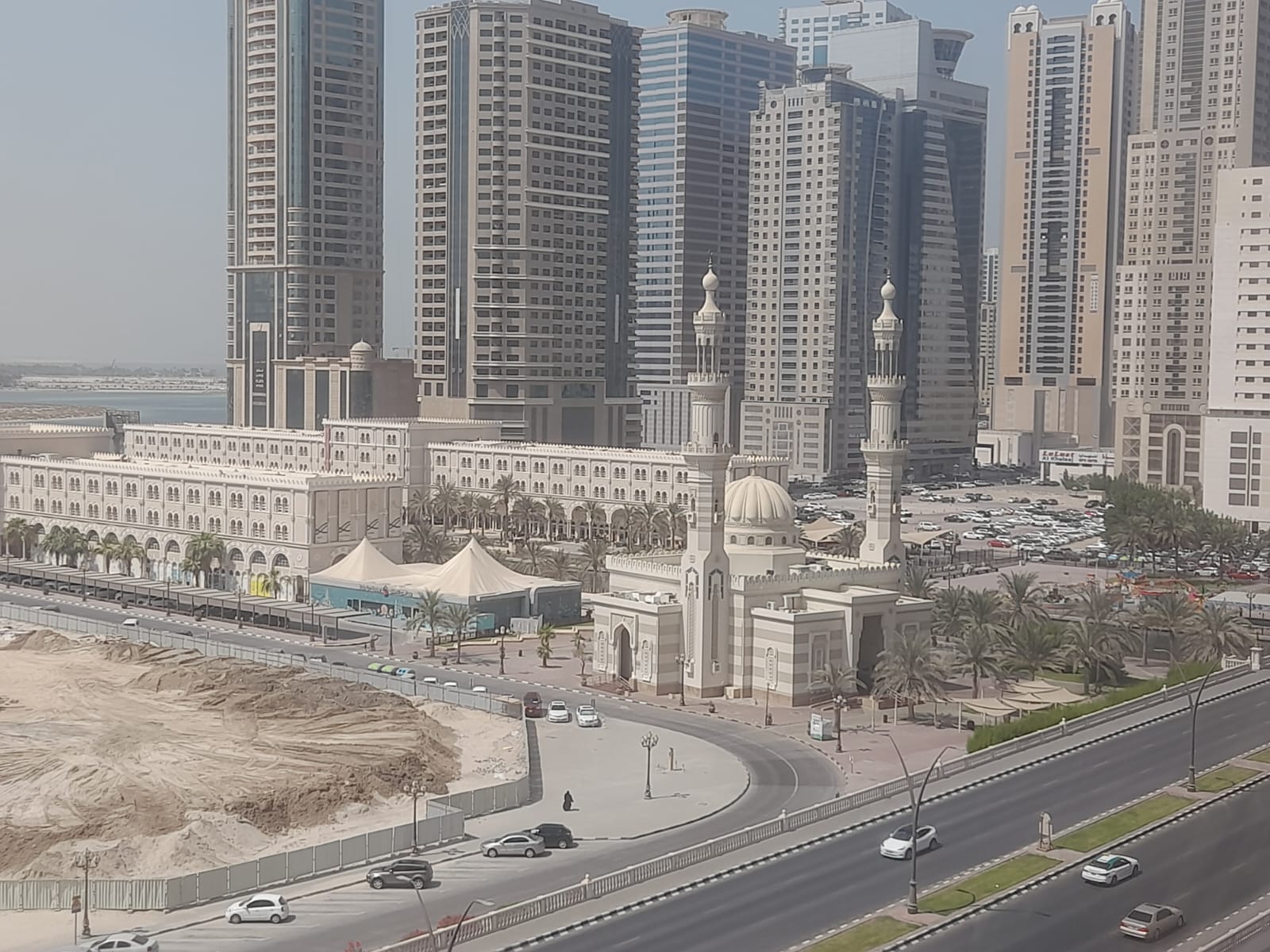 "Luxury Living: Spacious 2 BHK WITH FREE PARKING AVAILABLE for Rent!Prime location, modern amenities, ample space, perfect for family living. Contact us now!"