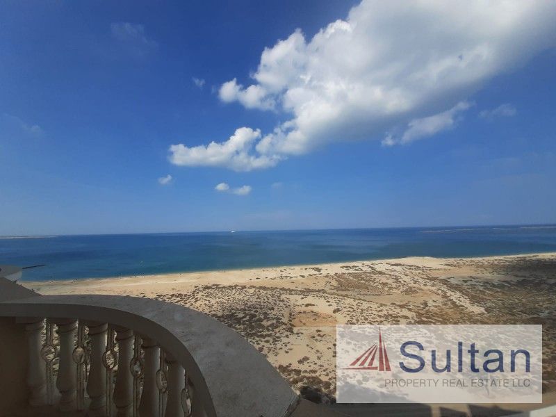 Lovely 2 Bedroom Beach/ Pool/ Gym Access High Floor