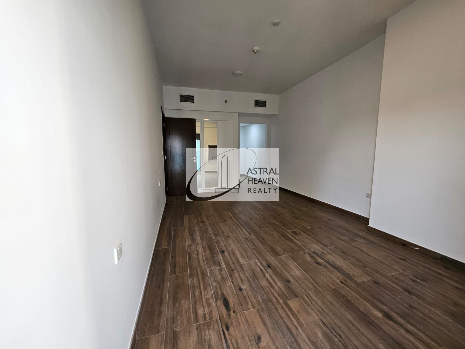 2 Bedroom Upgraded - Open Kitchen - Next to Metro - Pool View