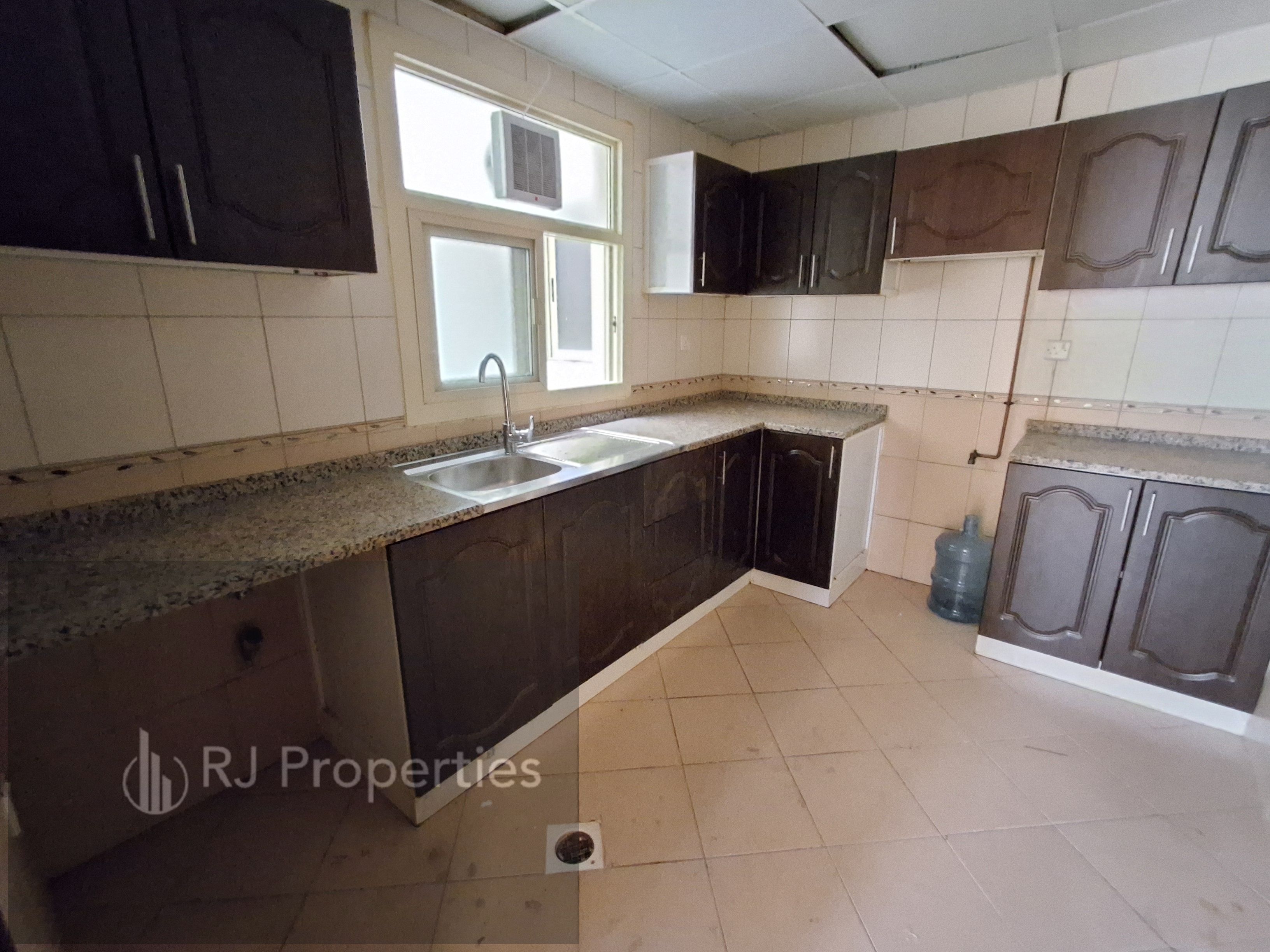 1 BR apartment - Neat and clean family building - close to park - with parking