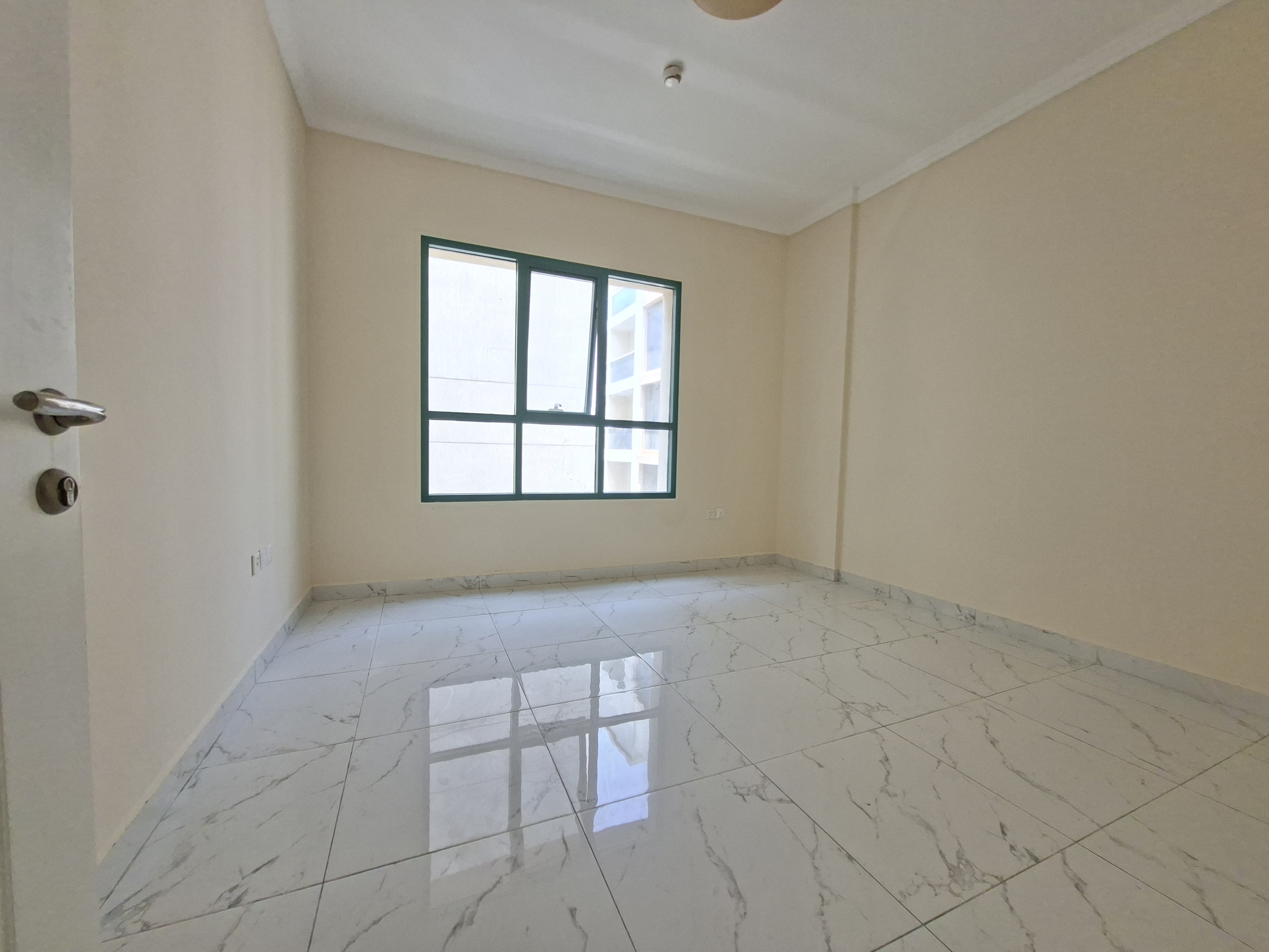 Very big Luxury 2. bhk APARTMENT with parking with balcony near to Muwailah park