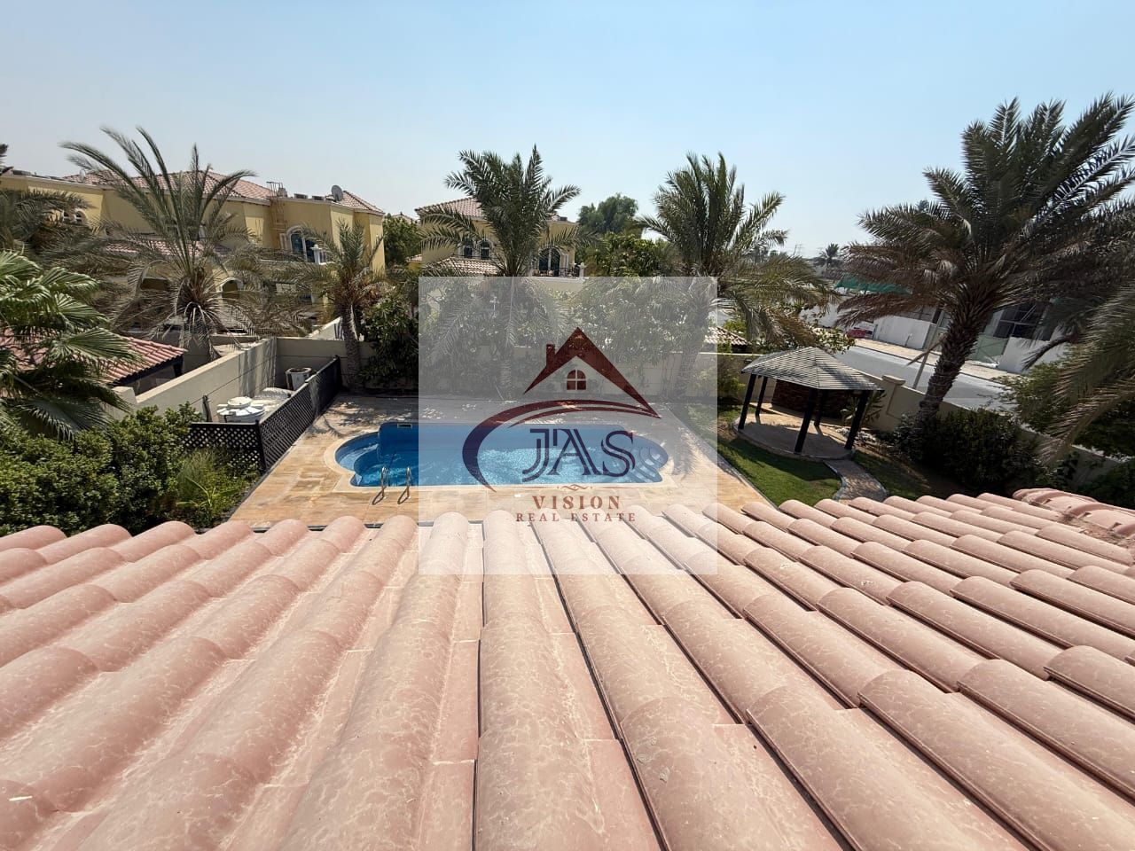 SINGLE ROW LAKE VIEW 5BED FULLY UPGRADED UNIT WITH POOL