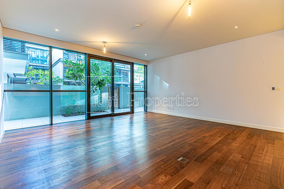Modern apt near Dubai Mall & Metro