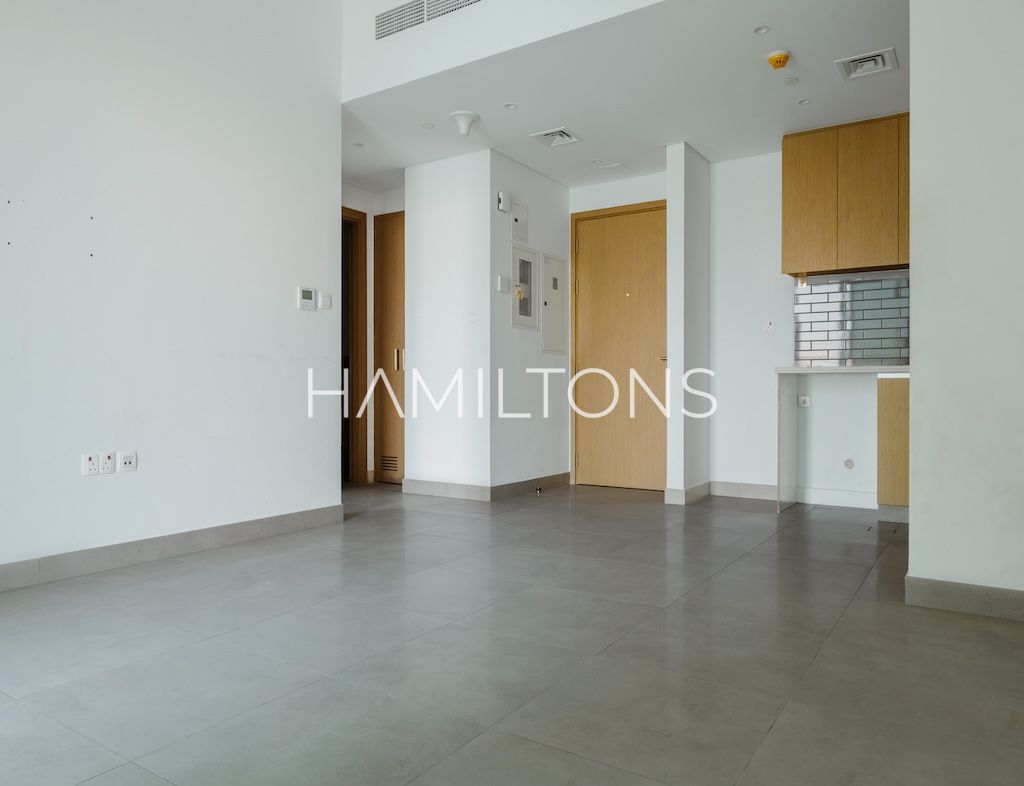 10 mins to Dubai | Beachfront Living | Luxury Views | Resale