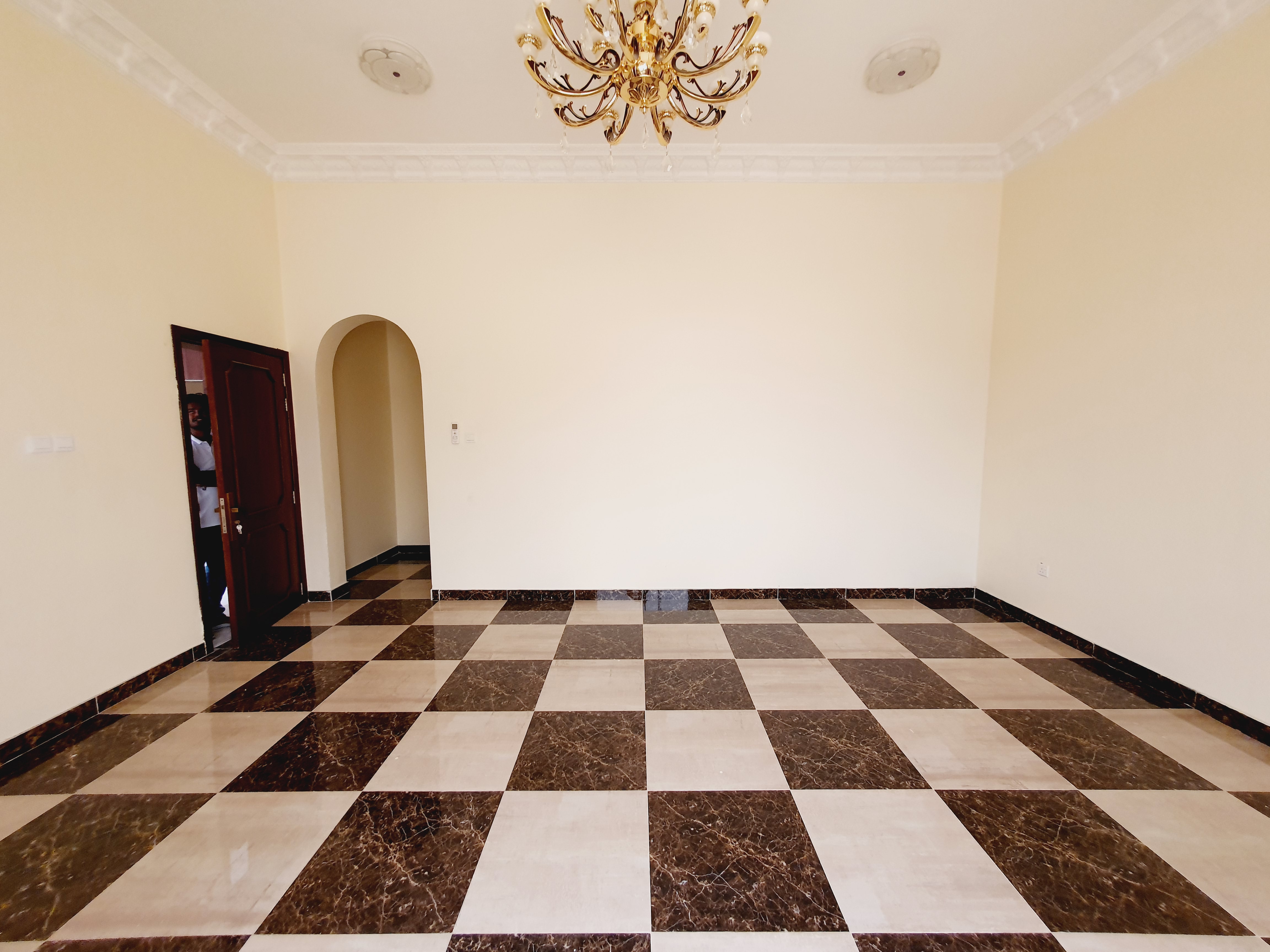 Amazing offer 4 badroom villa with maid room and balcony in Hoshi price 140k
