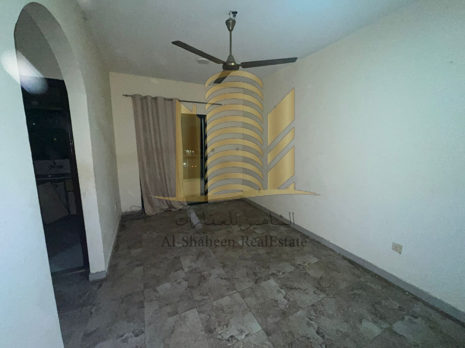 Popular house for sale in Ajman, Al Rashidiya, corner of two residential and commercial streets. Very prime location. Area 3,600 square feet. 5 rooms inside. Old lease to an investor. The house is behind Al Rashidiya Towers. Strategic timeframe. Near Nest