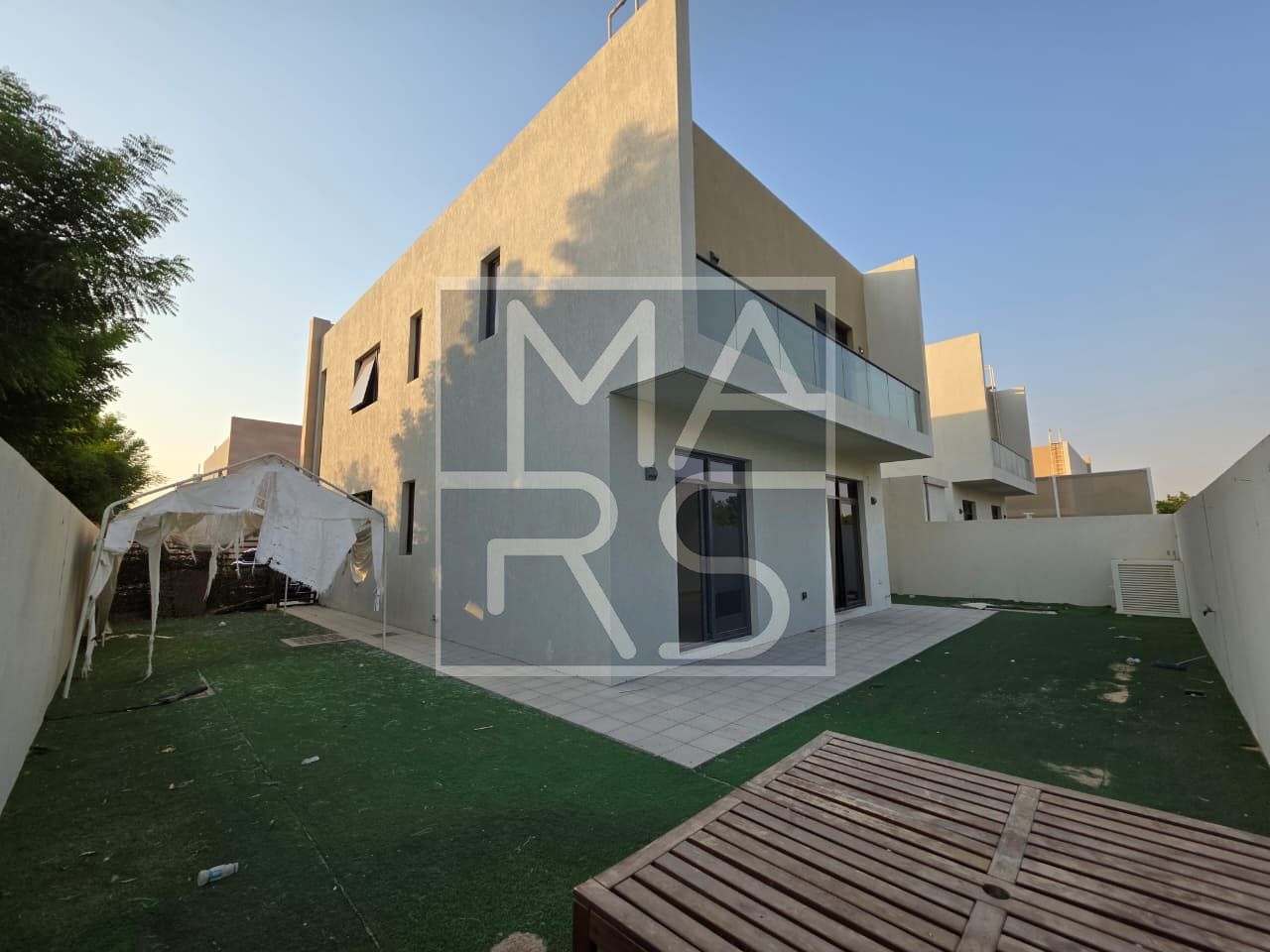 CORNER SINGLE ROW 4BHK VILLA WITH PRIVATE GARAGE