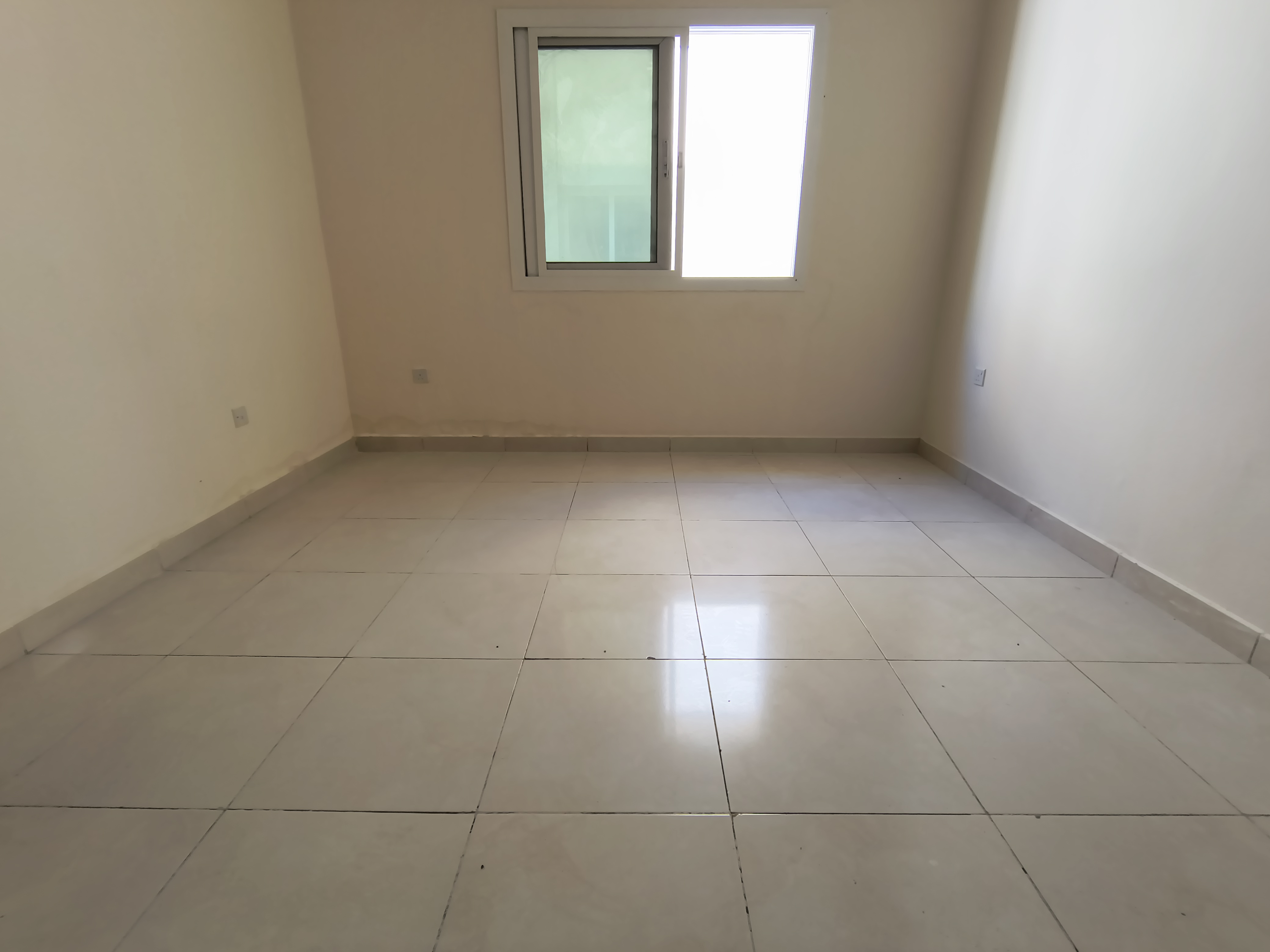 READY TO MOVE STUDIO BIG KITCHEN NO DEPOSIT CASH AVAILABLE MUWAILEH SCHOOL ZONE FOR FAMILY ONLY ONLY 21K