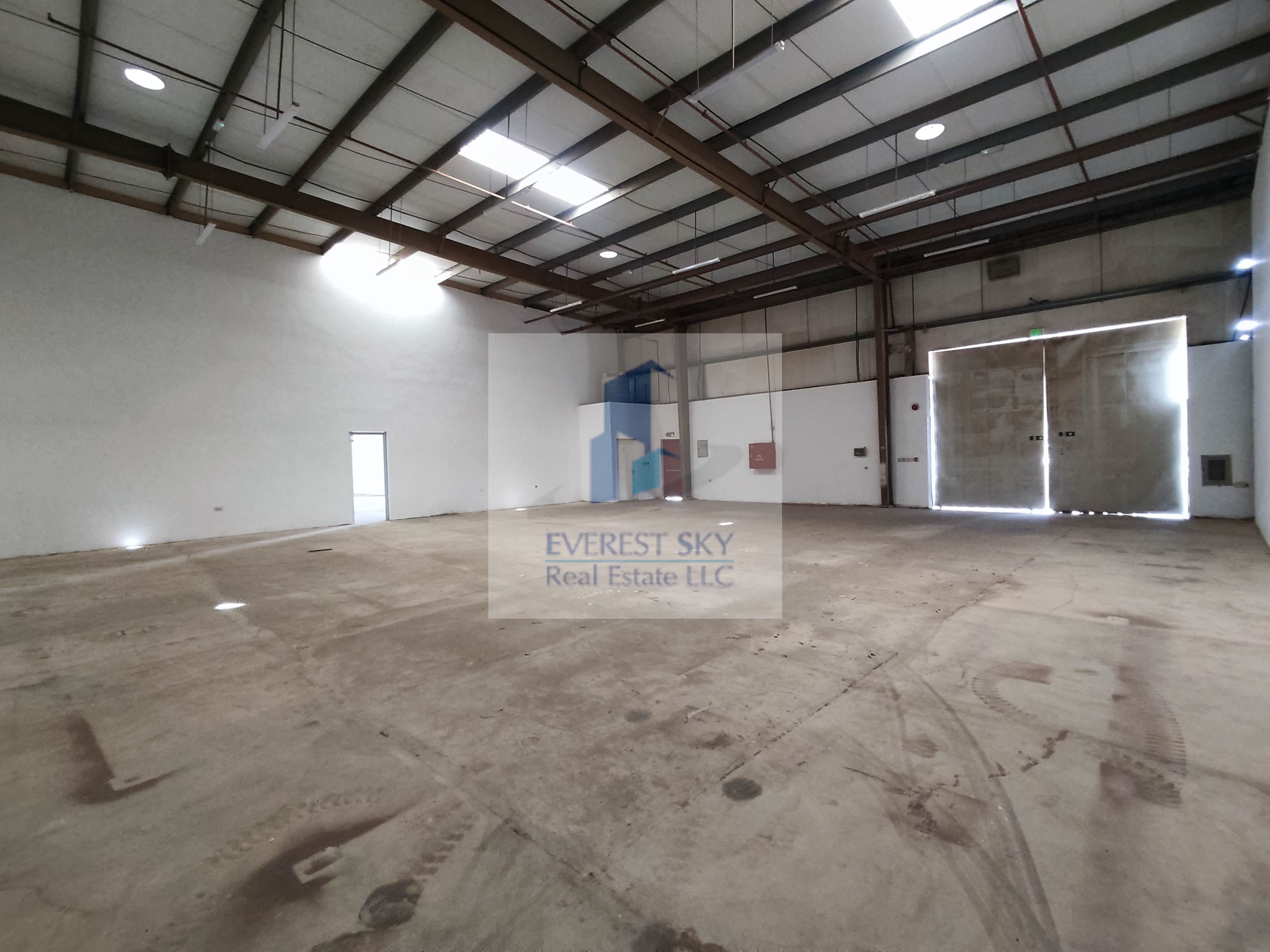 Good quality warehouse with toilet for URGENT LEASE !!