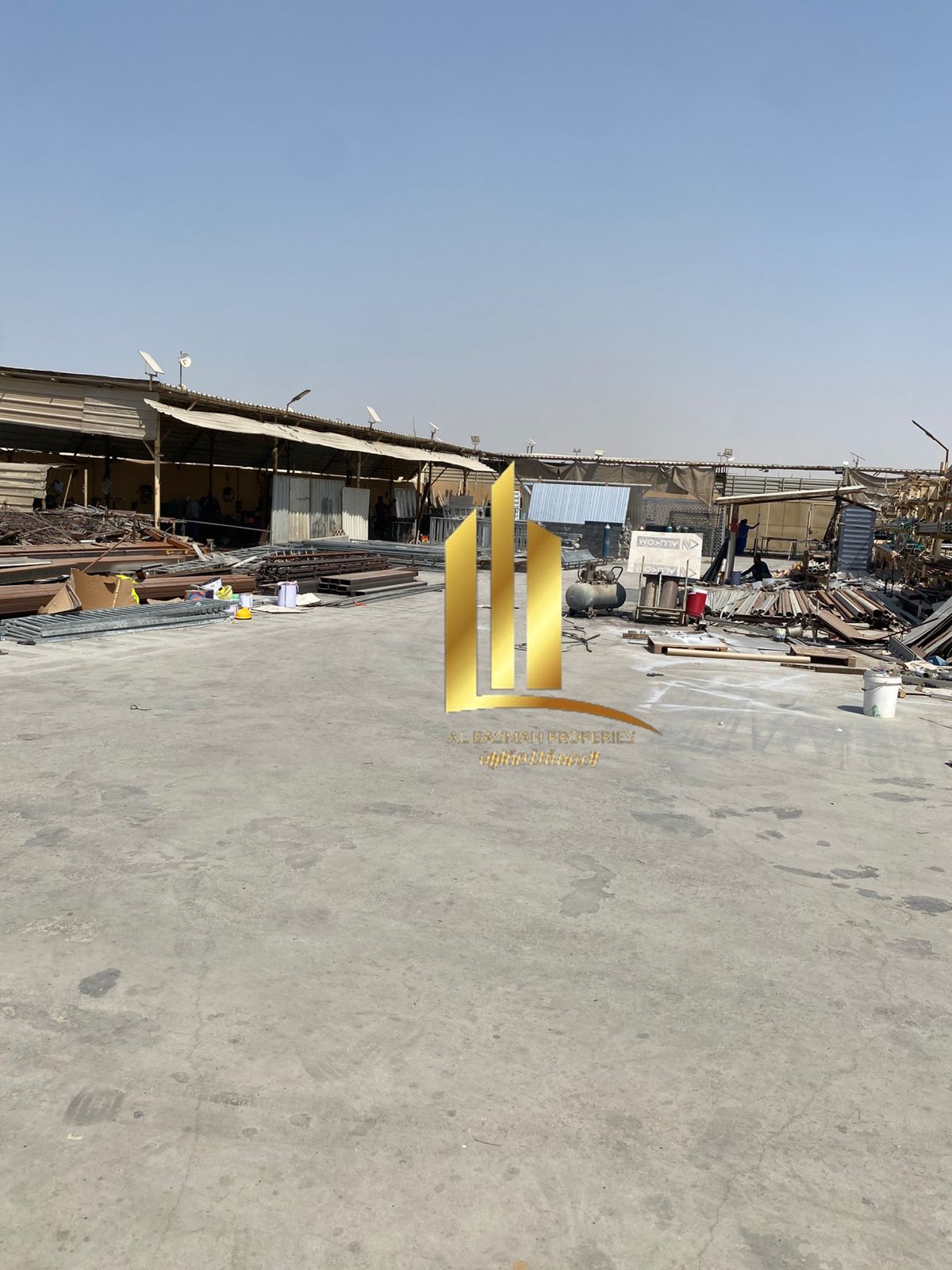 For sale in Al-Saj'ah A plot of land in Hawtah Area 20,000 square feet Includes two offices, a bathroom, a kitchen, an electrical