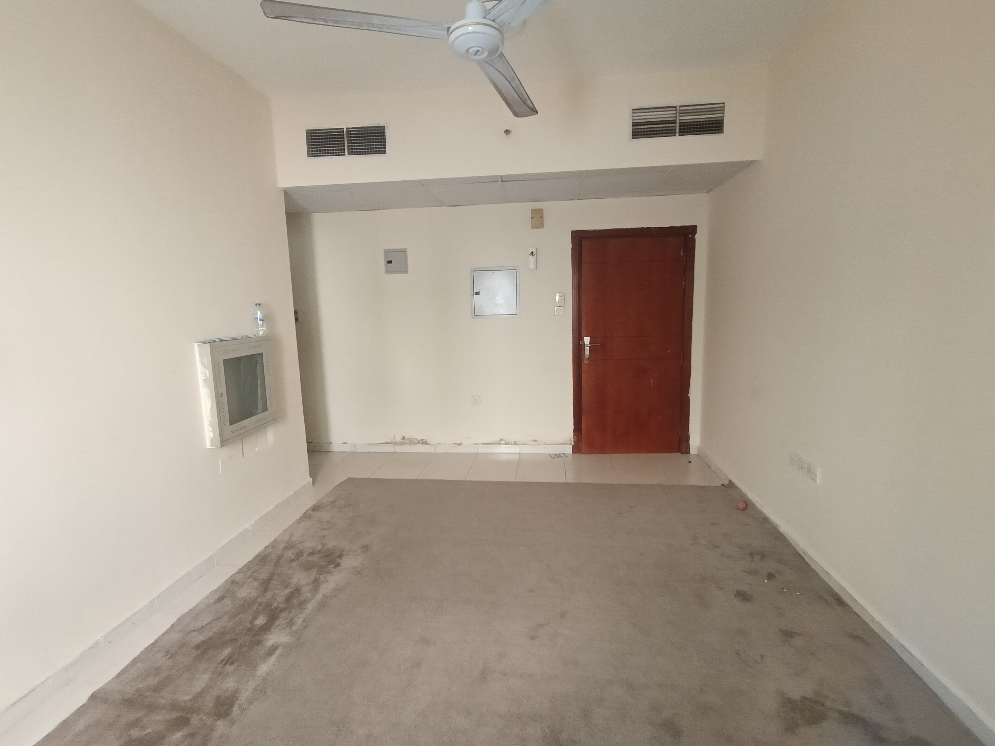 Lavish 1BHK with big hall and 6 cheque payment