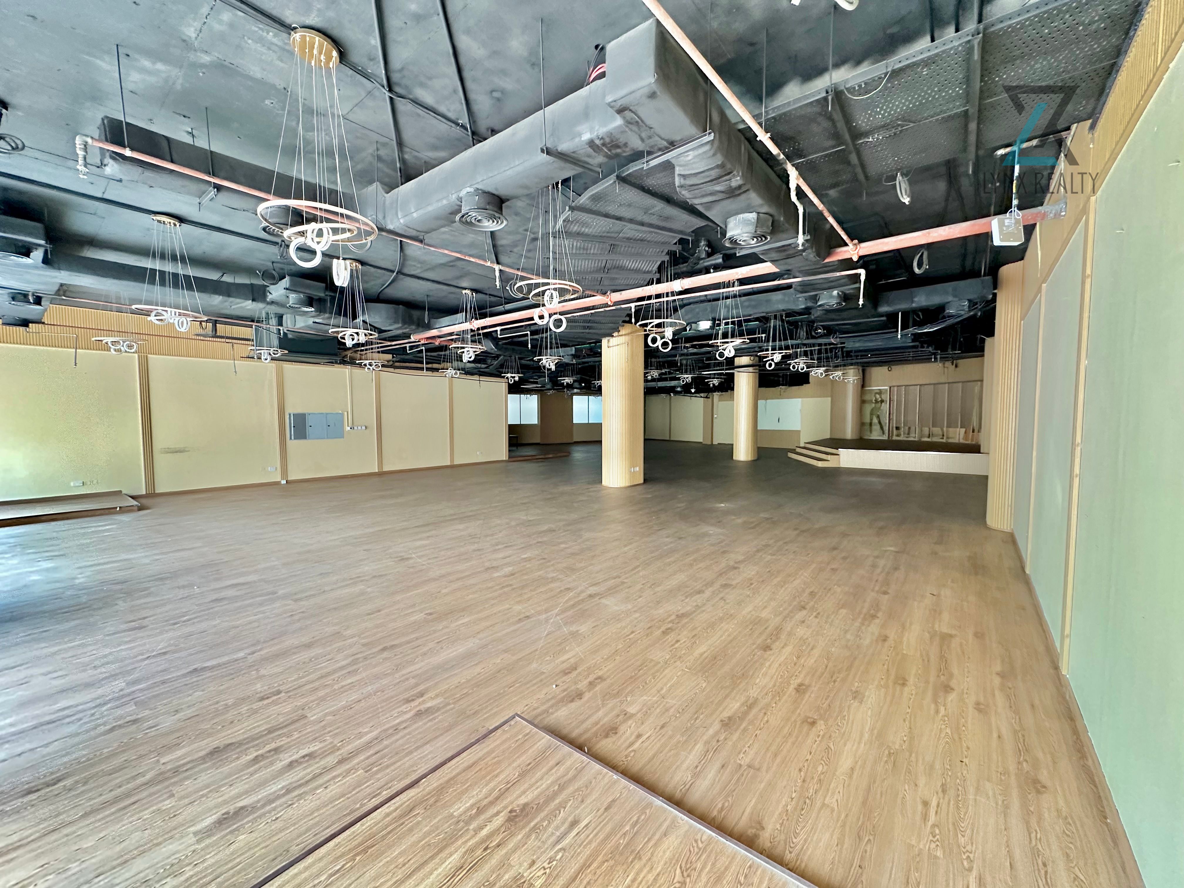 PRIME LOCATION | IDEAL FOR RESTURANT/SPA | SEMI FITTED