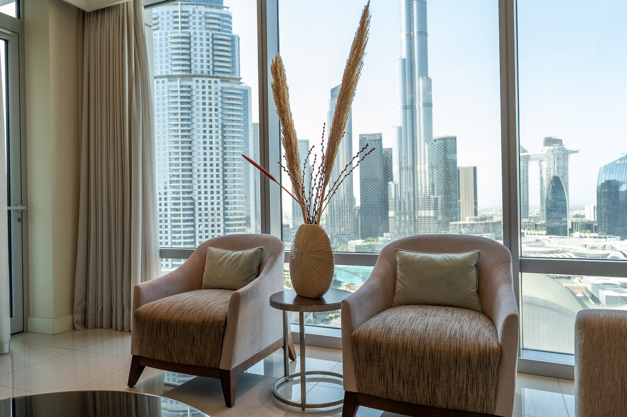 Luxury 1 bedroom apartment comes with spectacular views of Burj Khalifa and its Fountains.