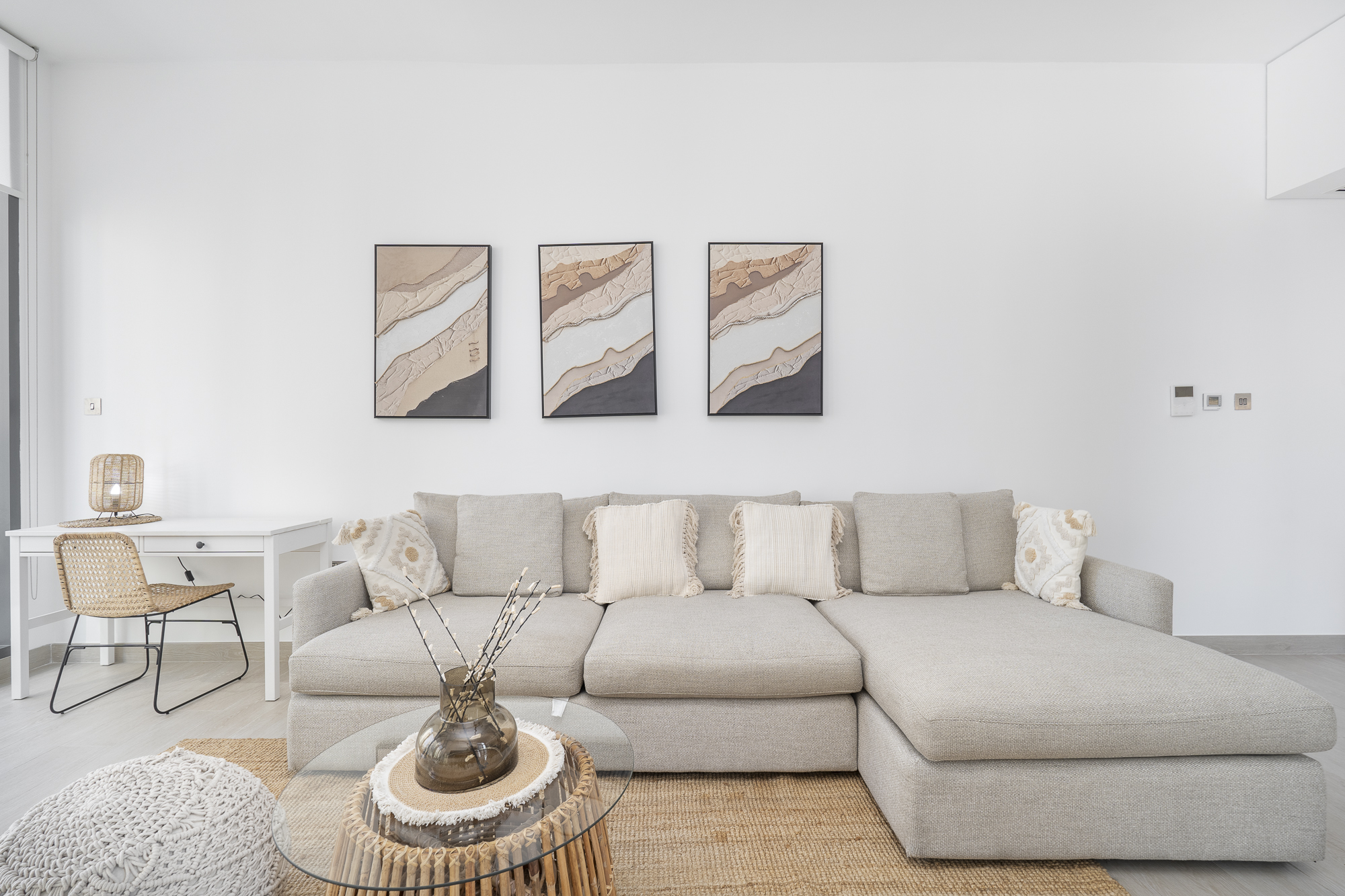 Cozy 1 bedroom apartment comes with spectacular views of Burj Khalifa.