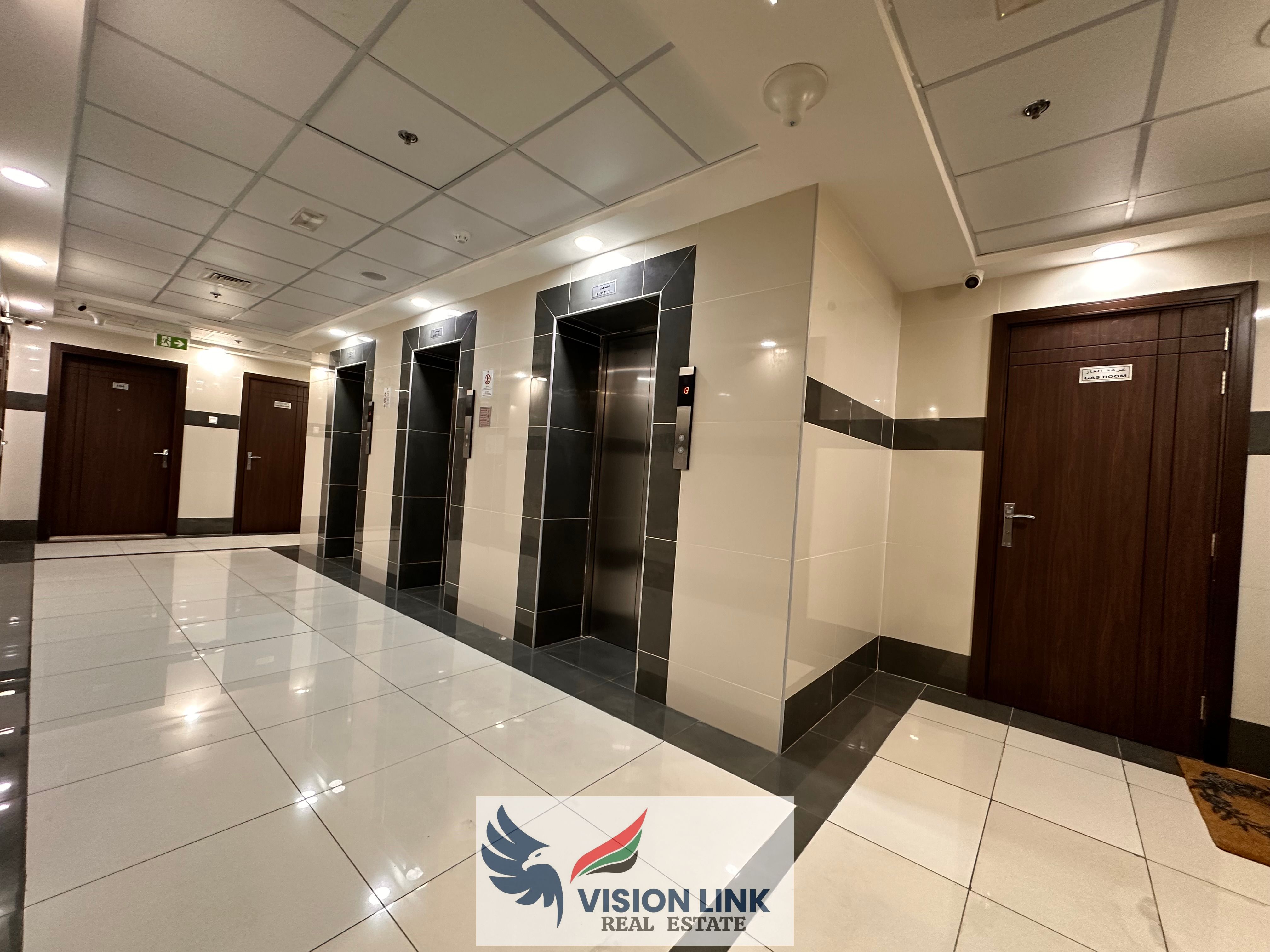 2BHK luxury apartment free parking available on prime location