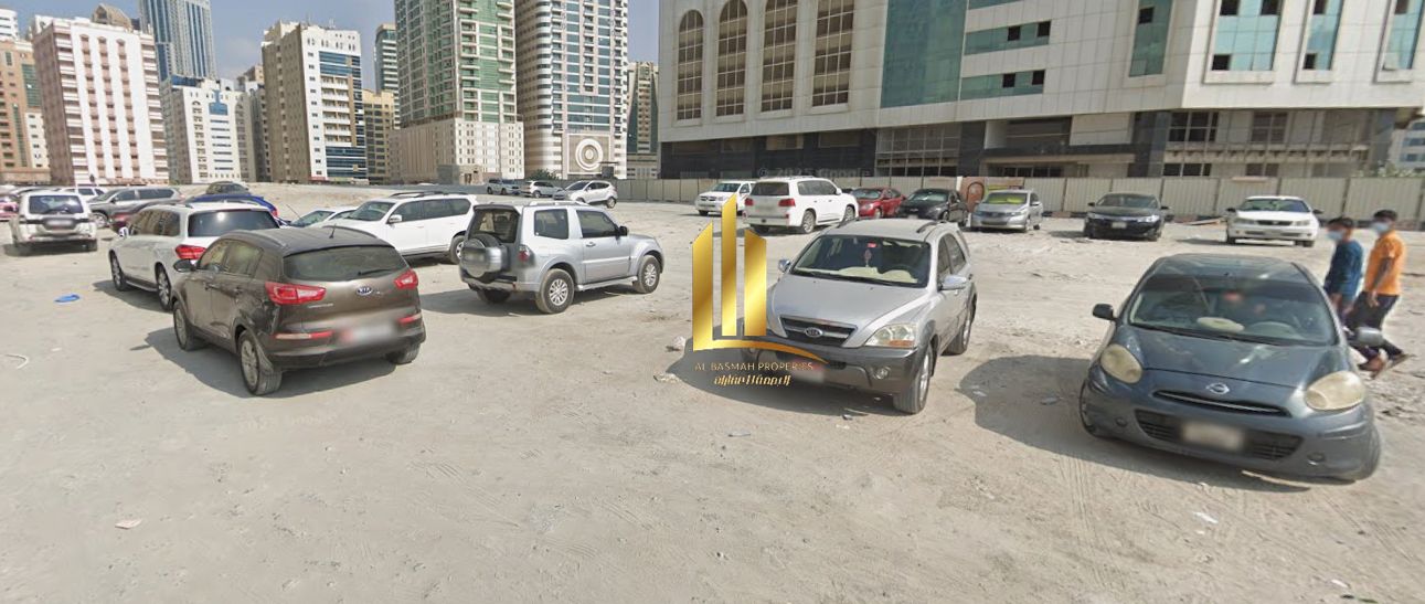 For sale, a corner plot of land on three commercial streets in a prime location directly on the Corniche in Sharjah, Al Khan area - Al Khalidiya subur