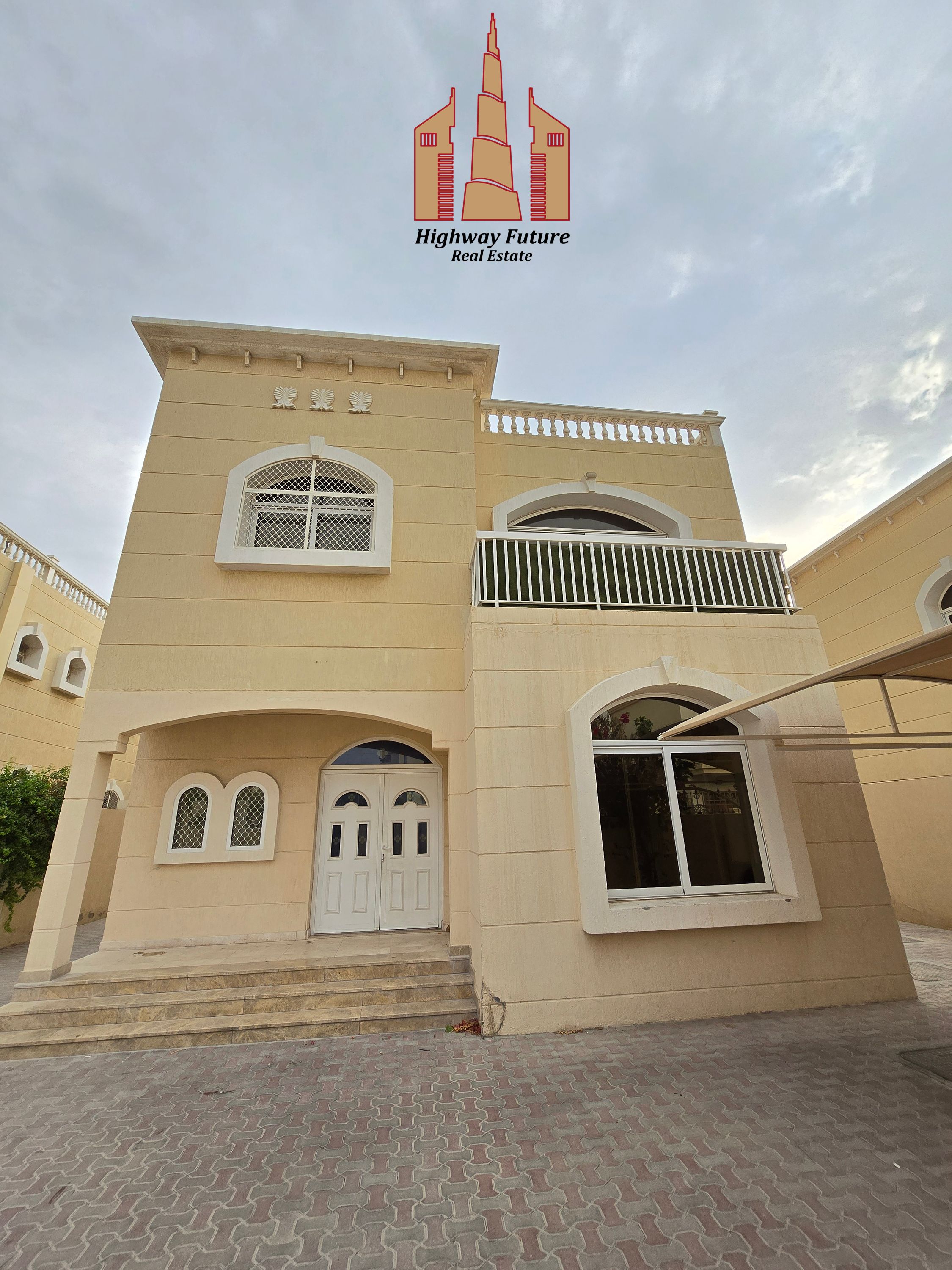 Like brand new 4 bedroom villa close Majlis hall dining room wardrobes balcony central ac just 120k