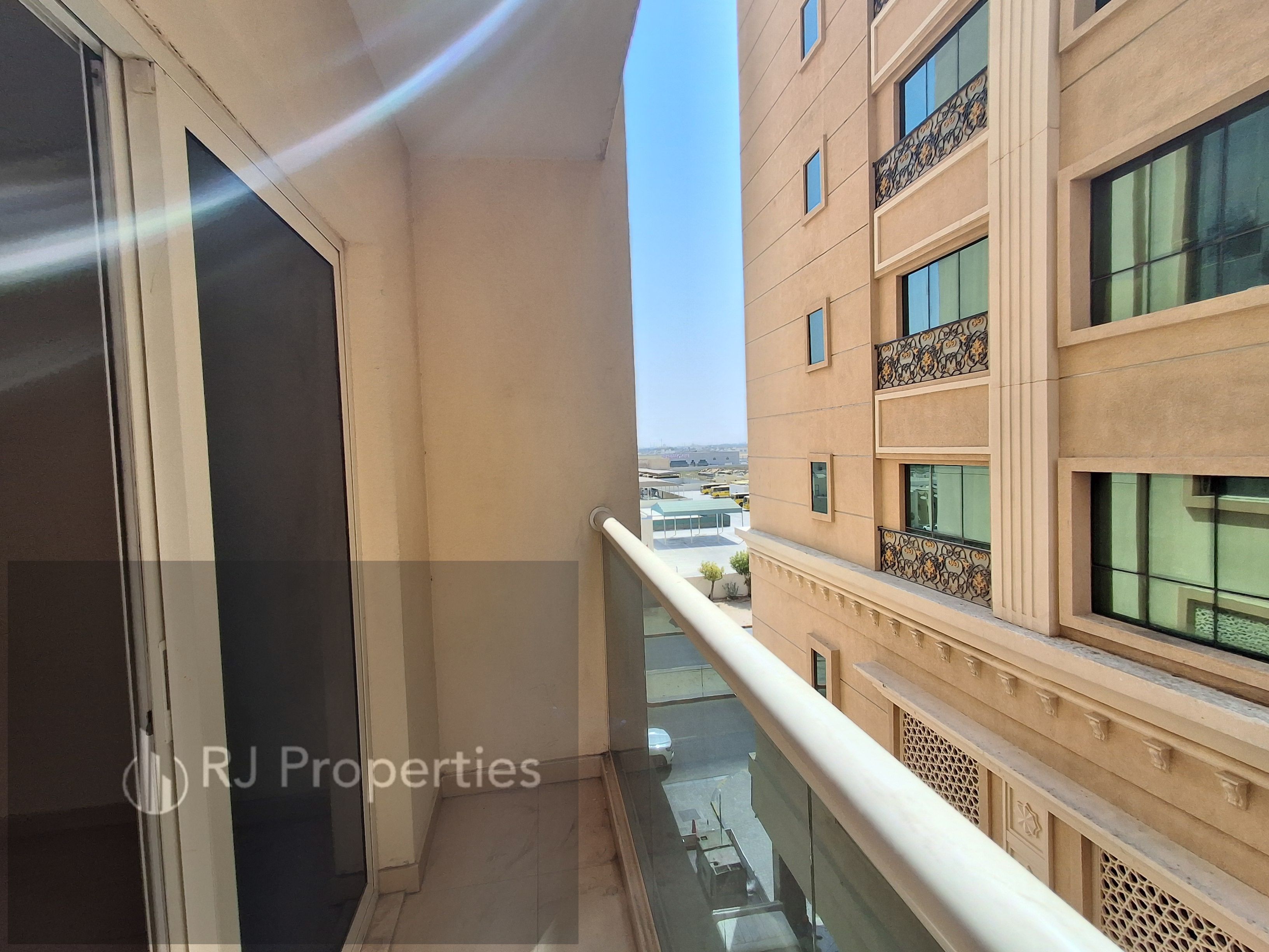 Spacious 2 BD apartment - school area - wardrobes - balcony - easy access for the