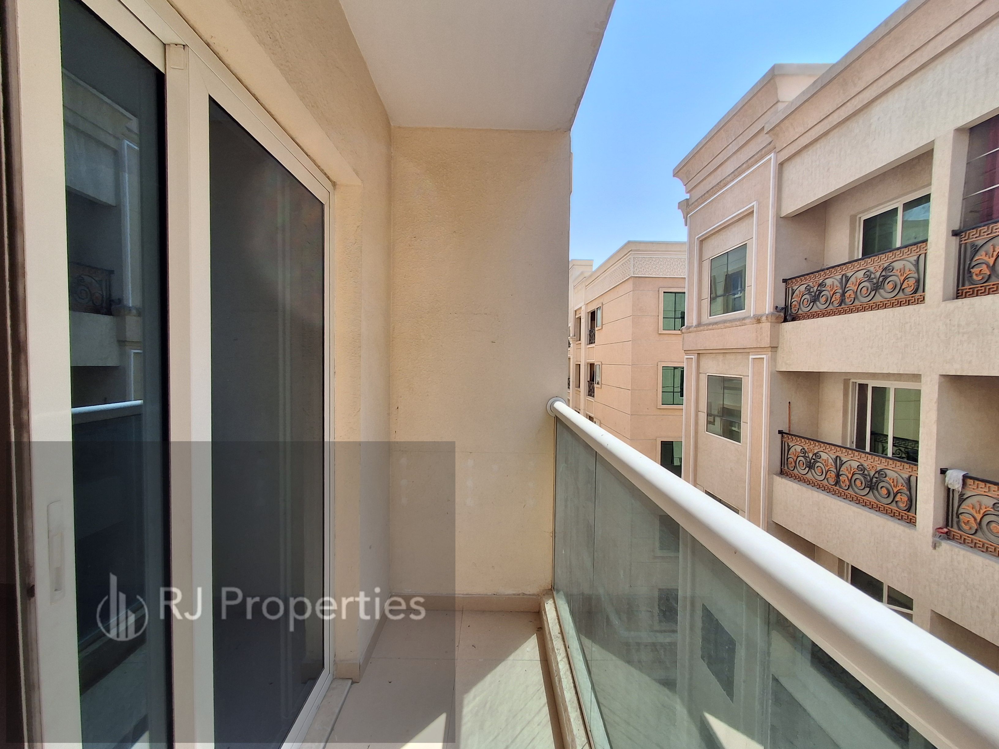 Spacious 1 BR apartment - school area - wardrobes - balcony - easy access for the
