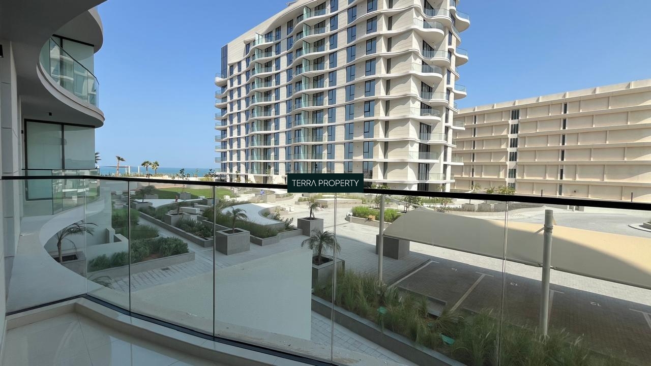 Live by the sea in this elegant 1BR Bay Residences