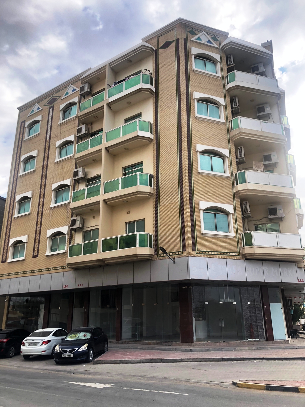Prime Location! Shop with wide front near to E11 on Main Road