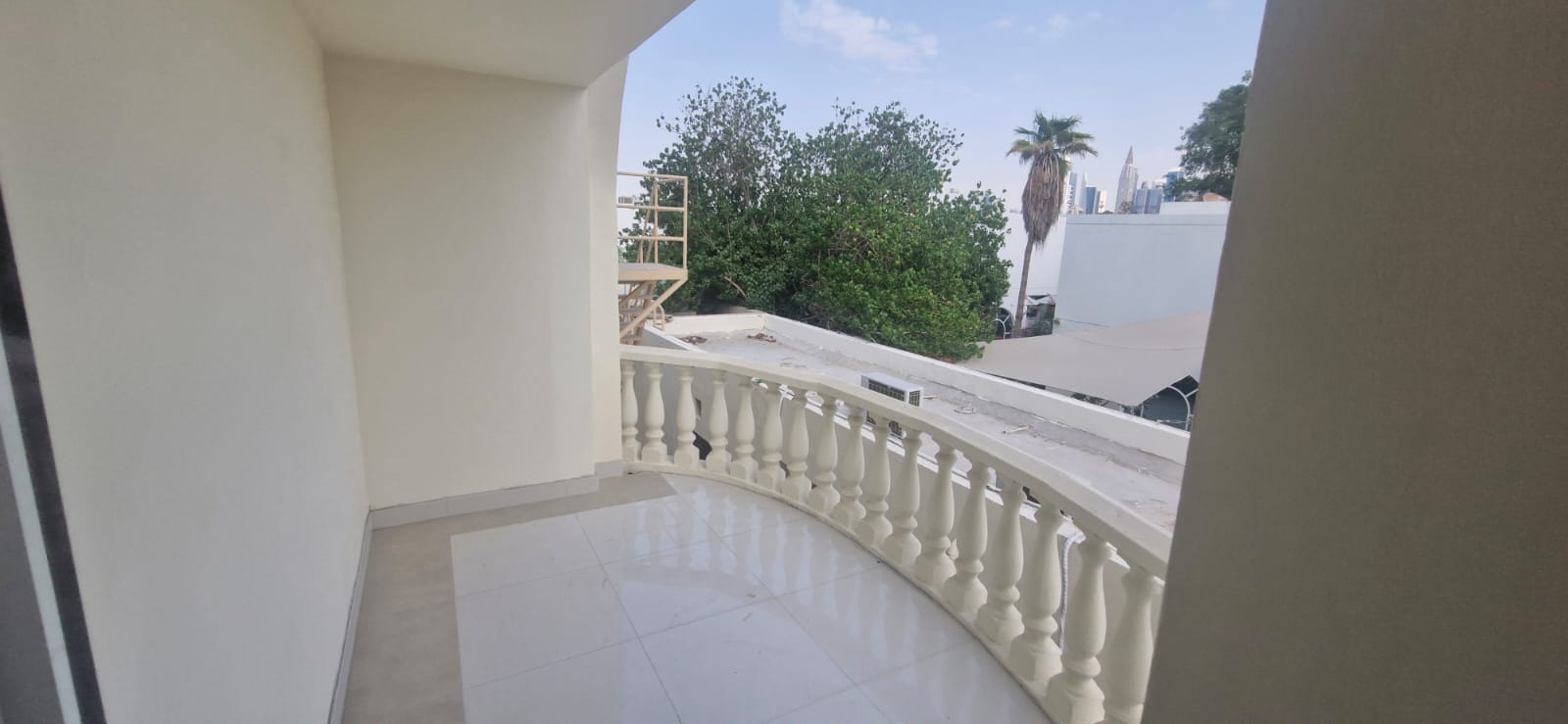 ELEGANT 4 BEDROOM VILLA | LARGE GARDEN | PRIME JUMEIRAH 1 LOCATION